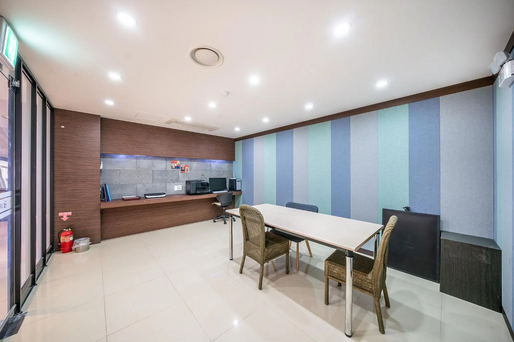 Communal lounge/ TV room in Suwon Dono1796 Hotel