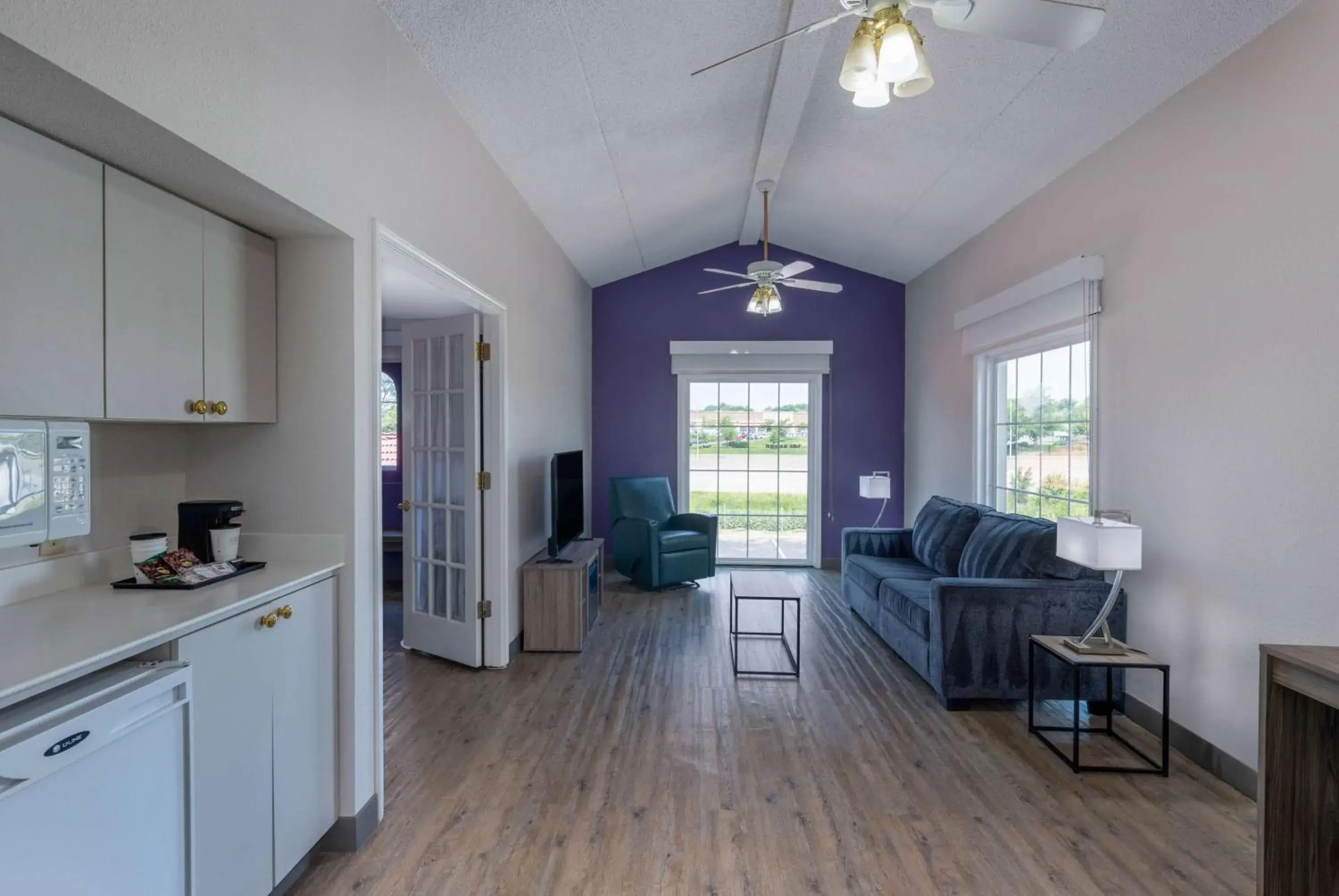 Photo of the whole room, Seating Area in La Quinta Inn & Suites by Wyndham Kansas City Lenexa