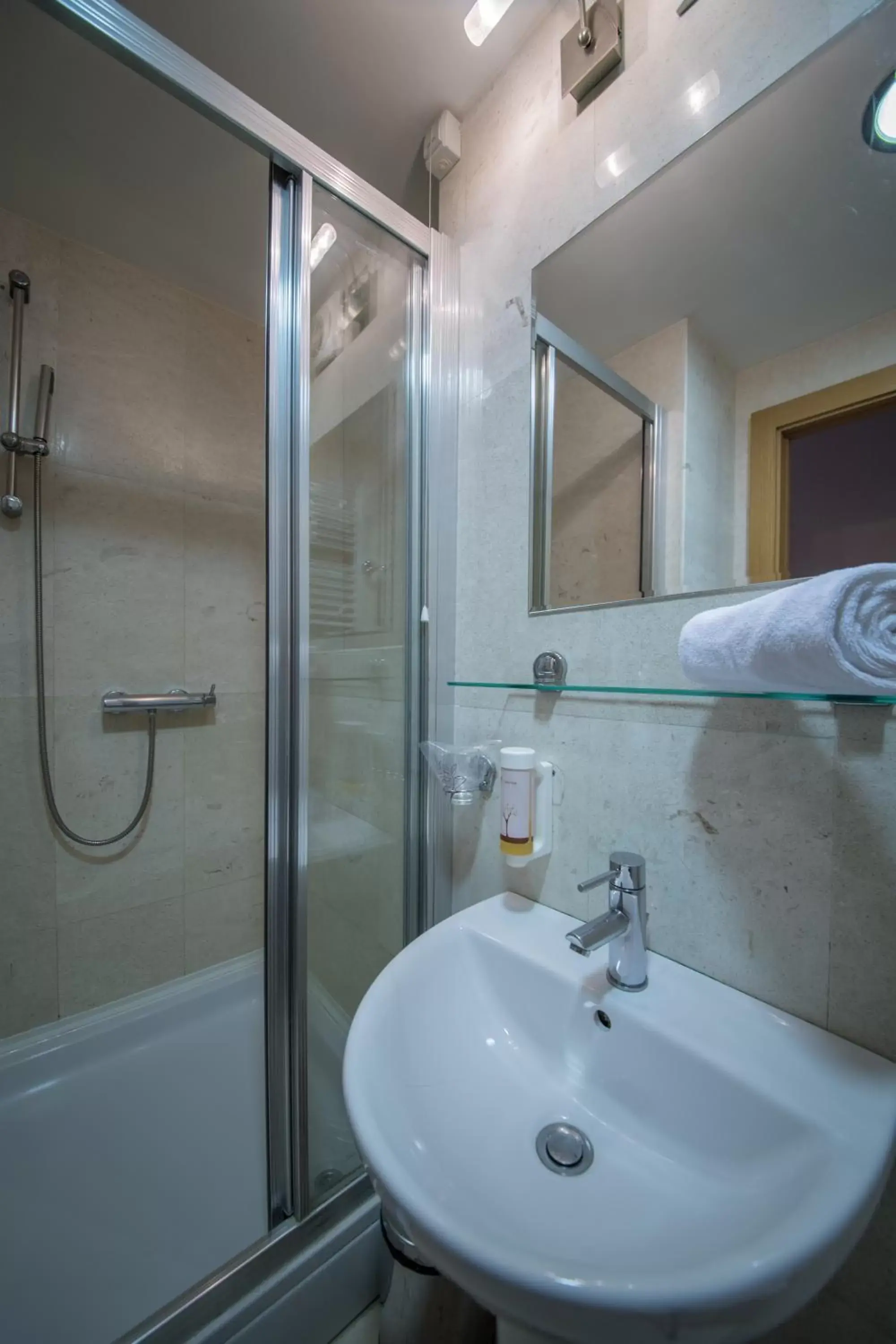 Shower, Bathroom in Putnik Inn Belgrade