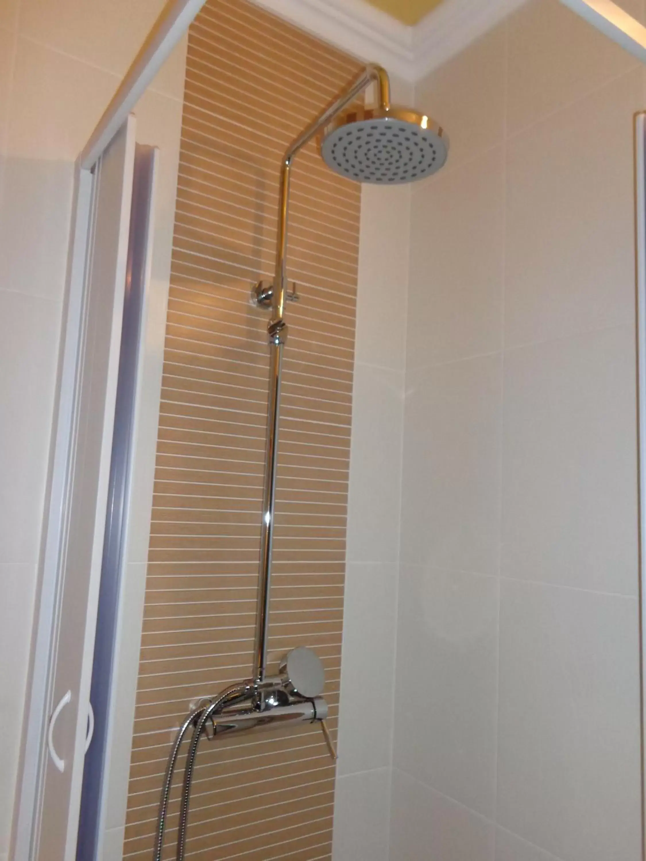 Shower, Bathroom in Rosa dos Ventos