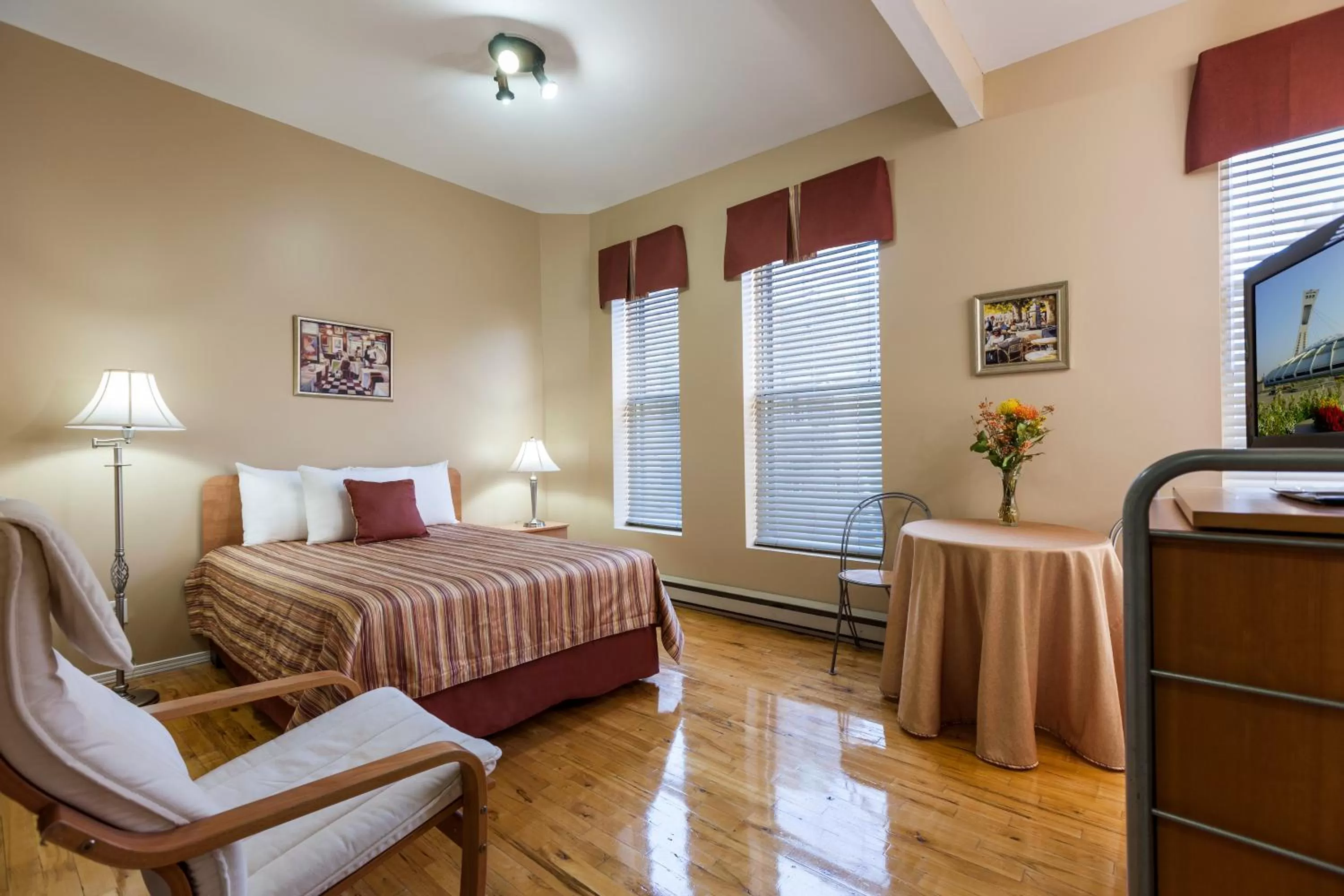 Bed in Hotel Quartier des Spectacles