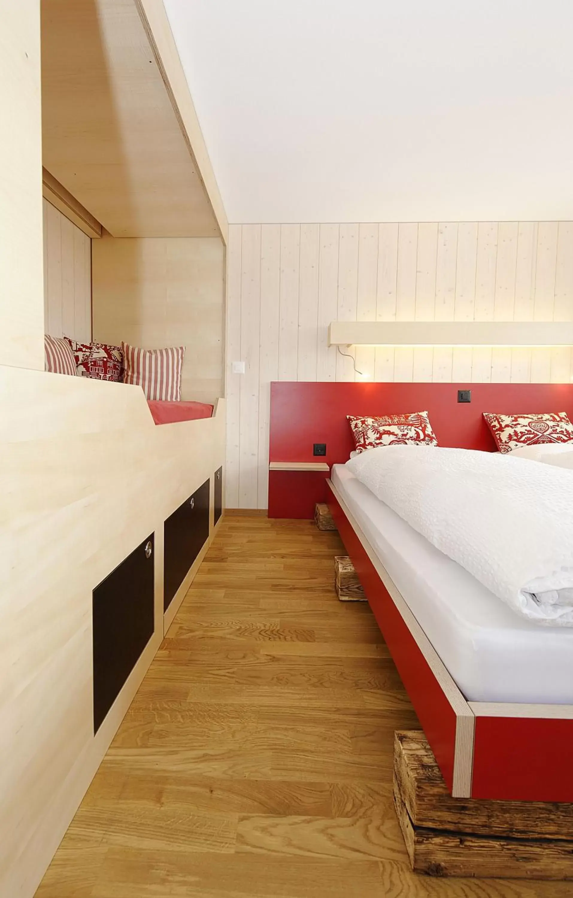 Decorative detail, Bed in Alpinhotel Bort Decorative detail, Bed in Alpinhotel Bort