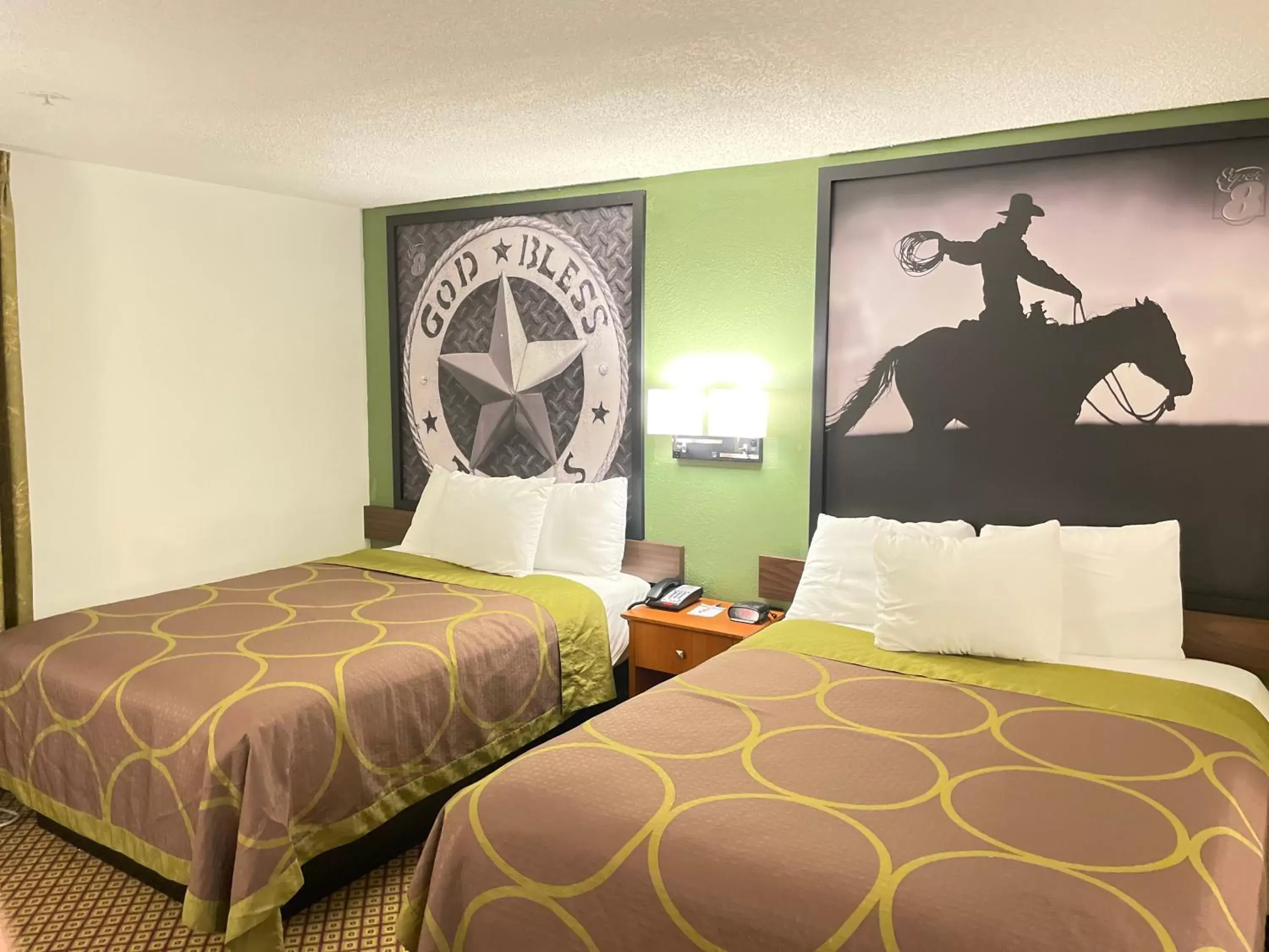 Bedroom, Bed in Super 8 by Wyndham Fort Worth Downtown South