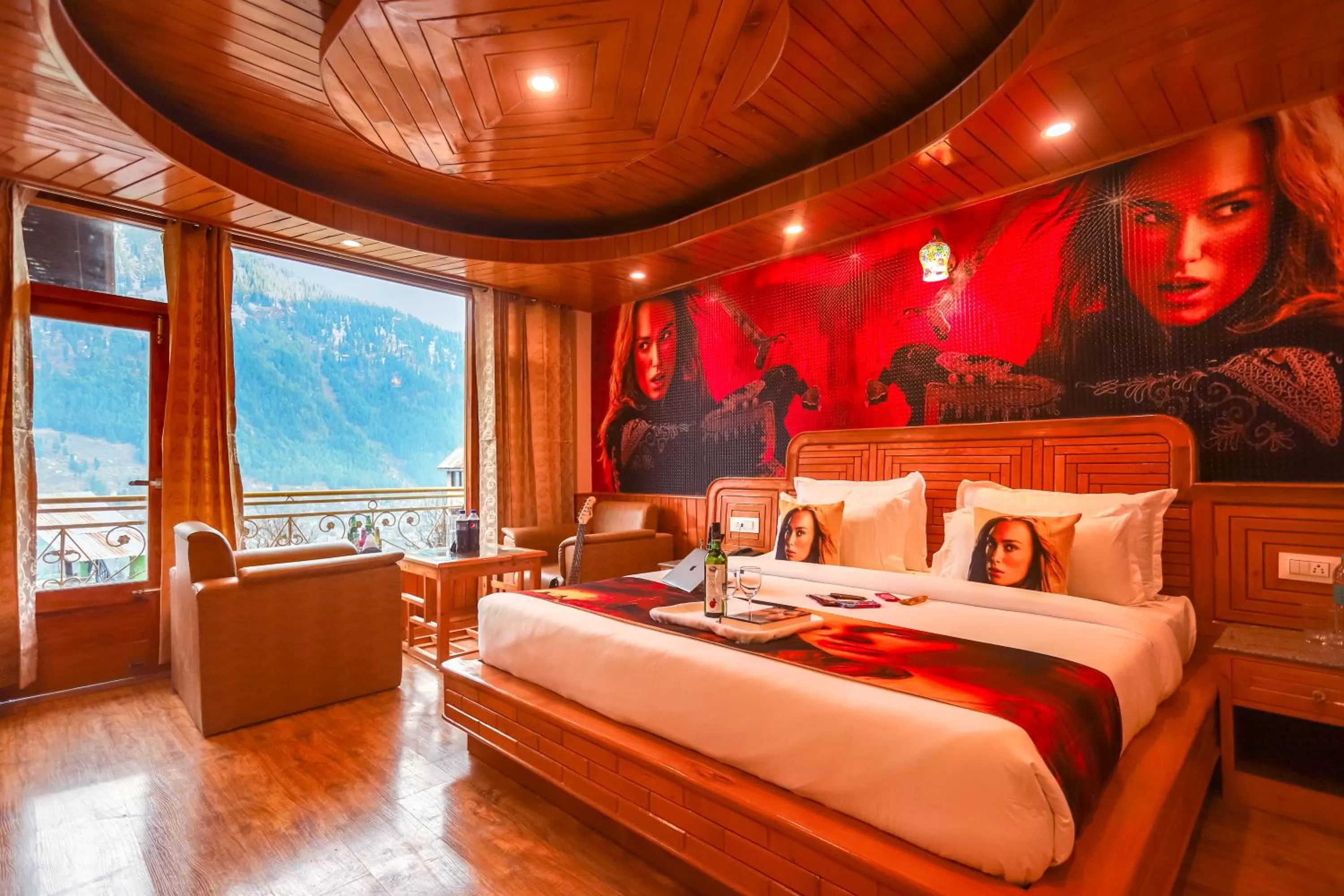 Balcony/Terrace, Bed in Hotel Smugglers Mountain View - central heated & air Cooled