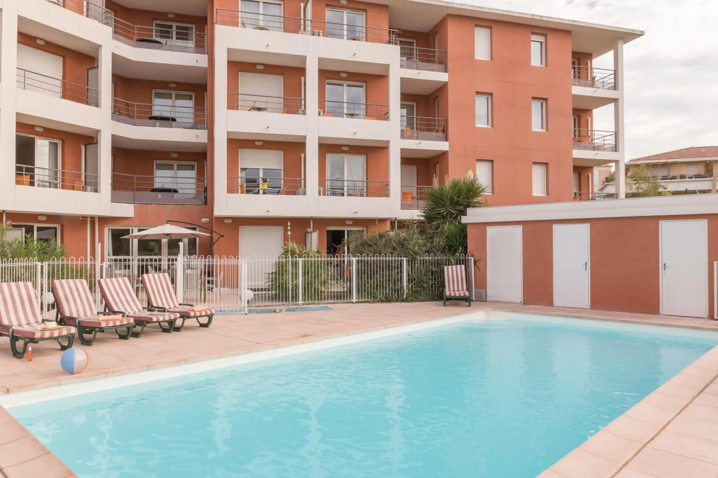 Property building, Swimming Pool in Appart'City Aix en Provence - La Duranne