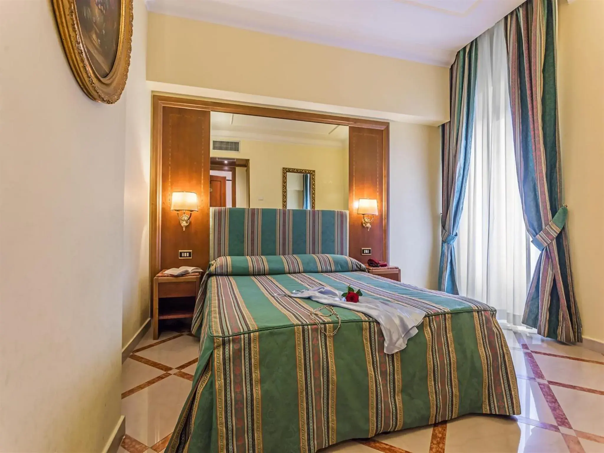 Bedroom, Bed in Raeli Hotel Noto