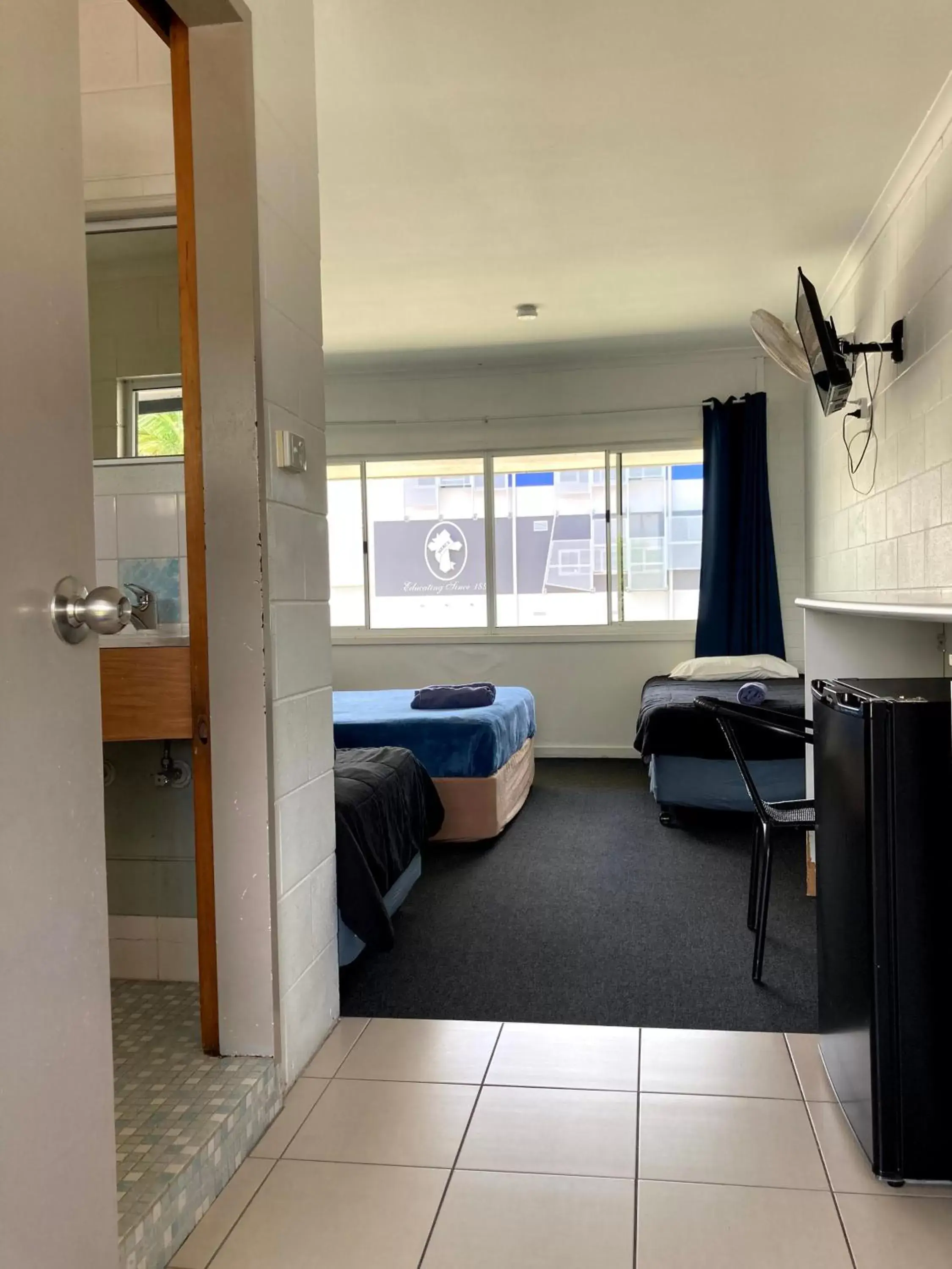 Triple Ensuite Room in Cairns City Motel Triple Ensuite Room in Cairns City Motel