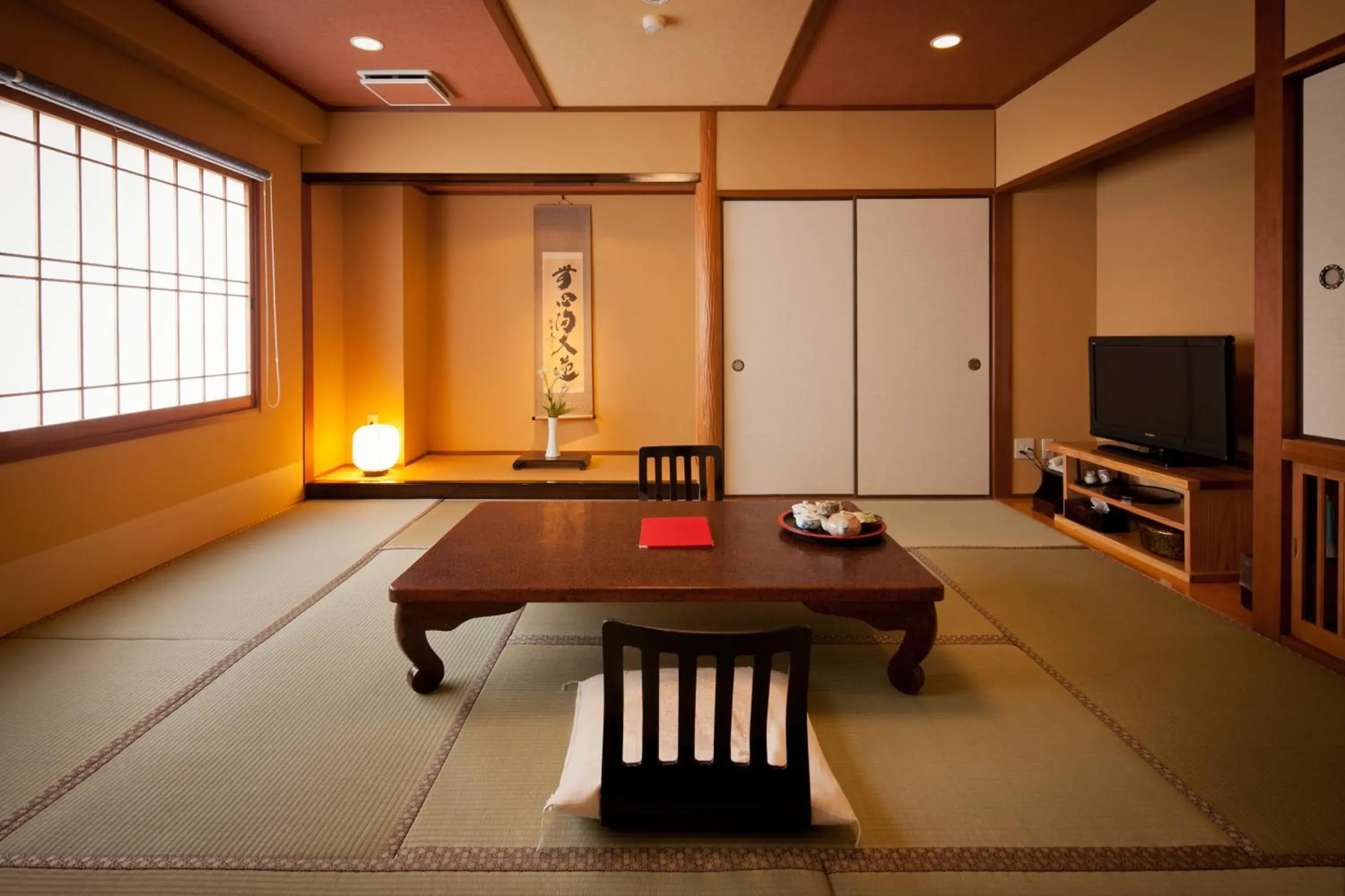 Photo of the whole room in Ryokan Oomuraya