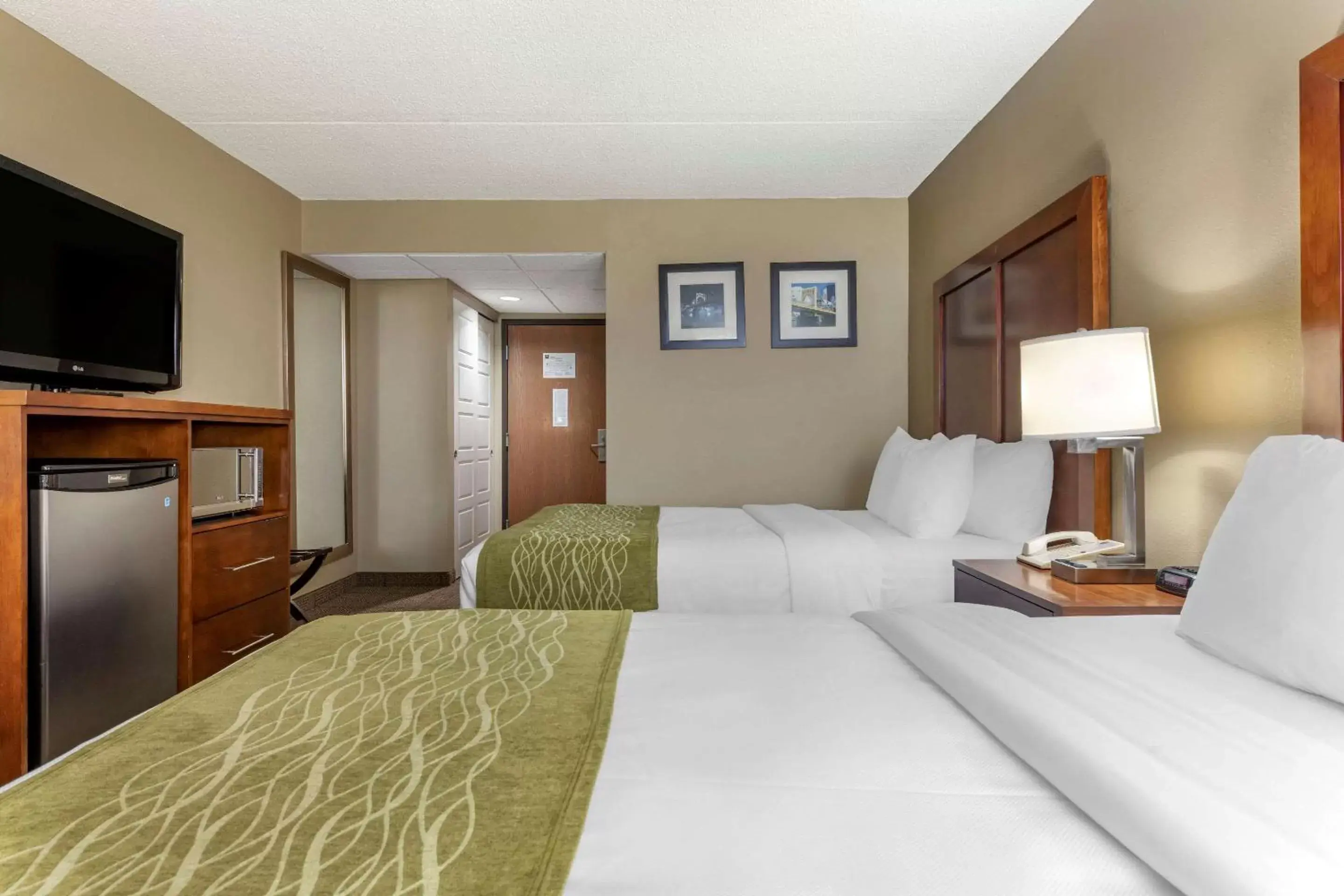 Photo of the whole room, Bed in Comfort Inn Cranberry Township