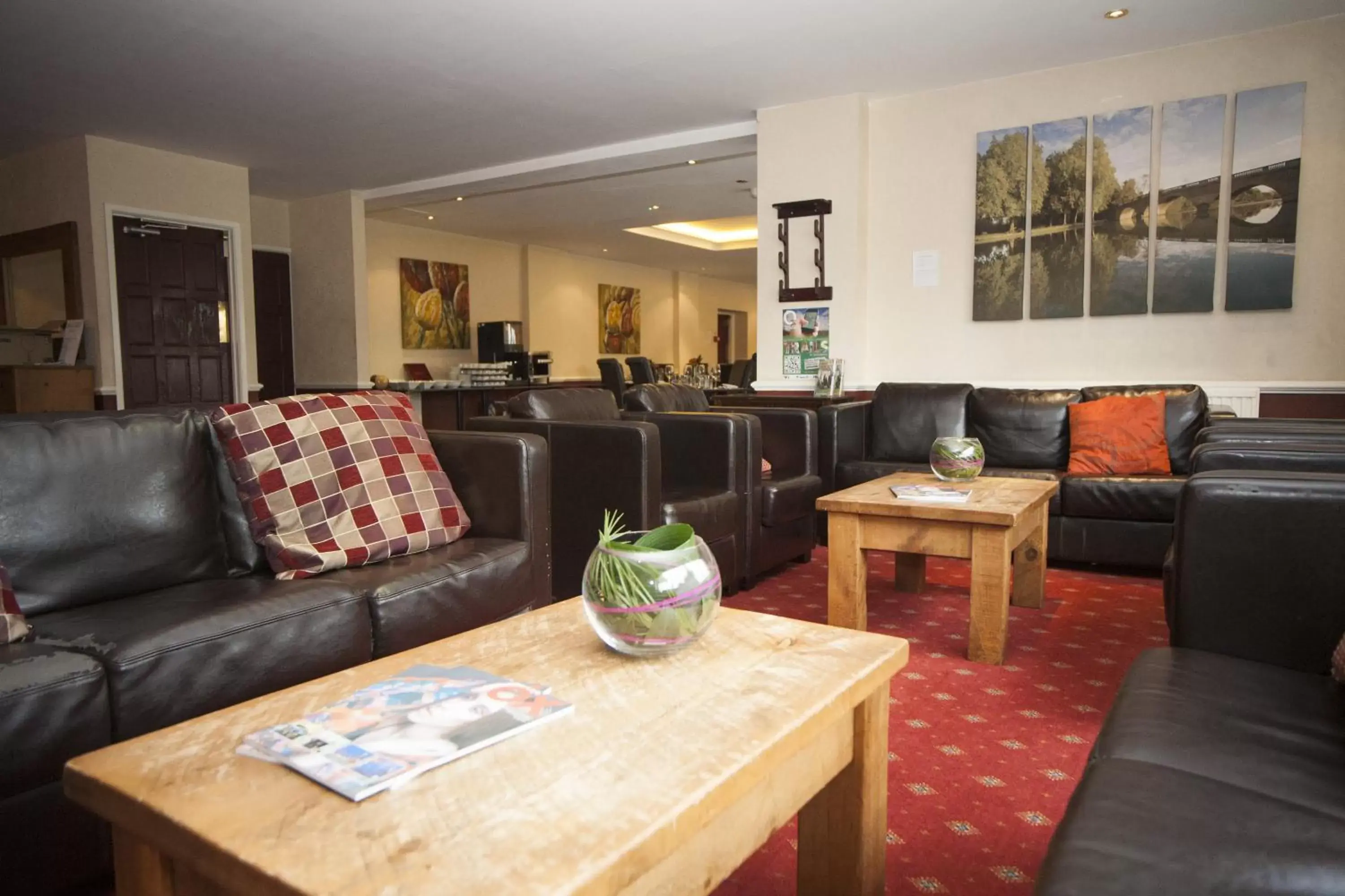 Communal lounge/ TV room in Shillingford Bridge Hotel