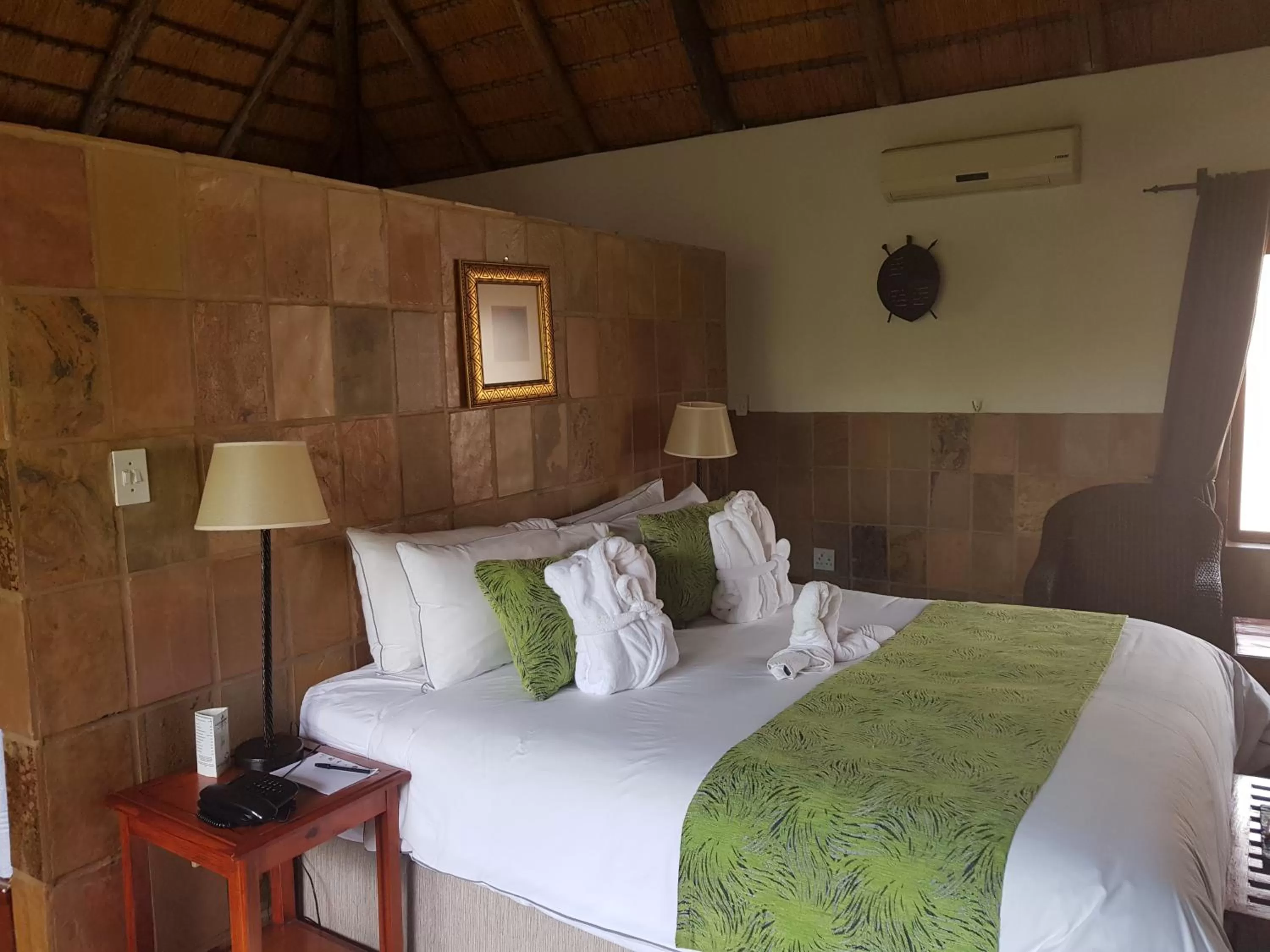 Bed in Misty Hills Country Hotel, Conference Centre & Spa