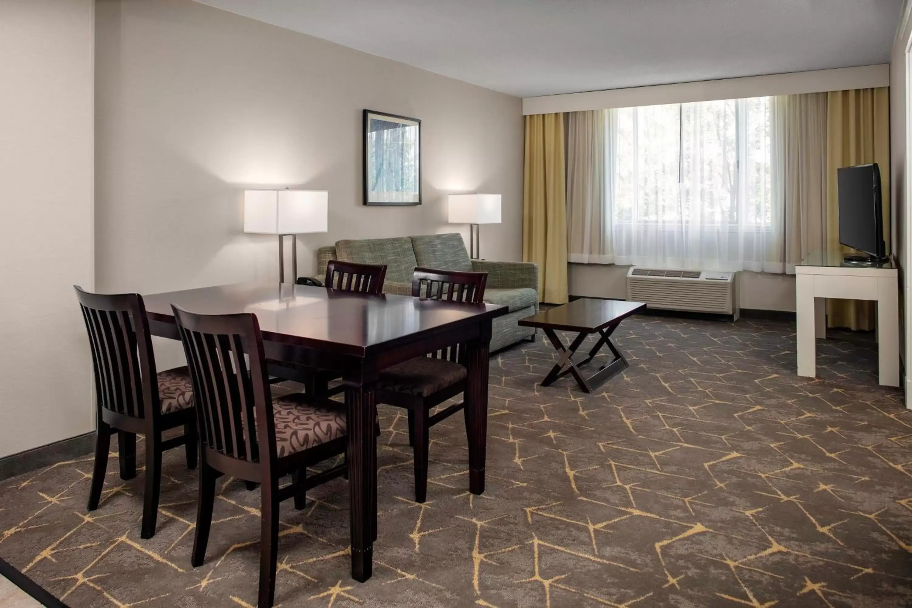 Photo of the whole room, Dining Area in Holiday Inn & Suites Boston Peabody, an IHG Hotel