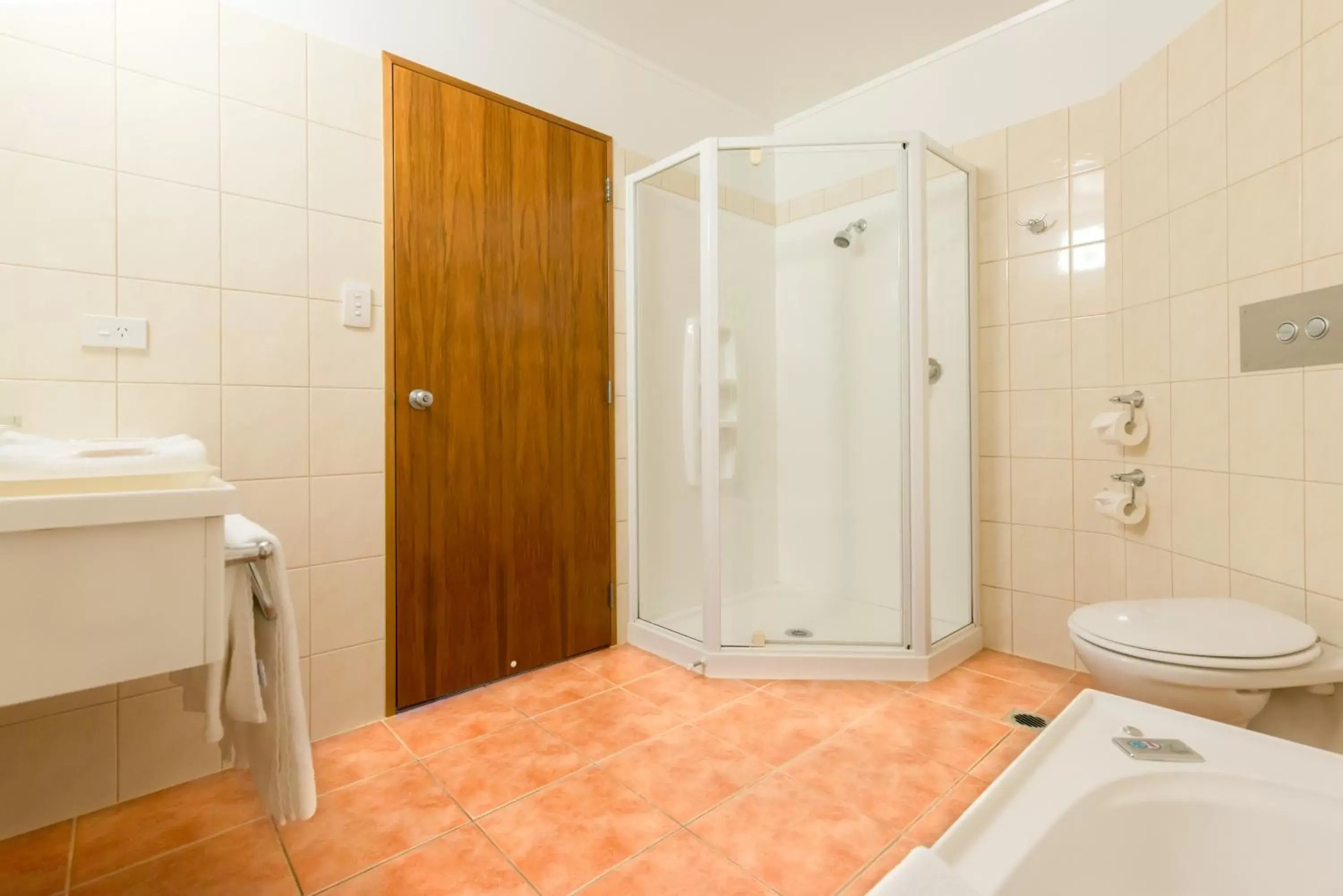 Shower, Bathroom in Distinction Whangarei Hotel & Conference Centre