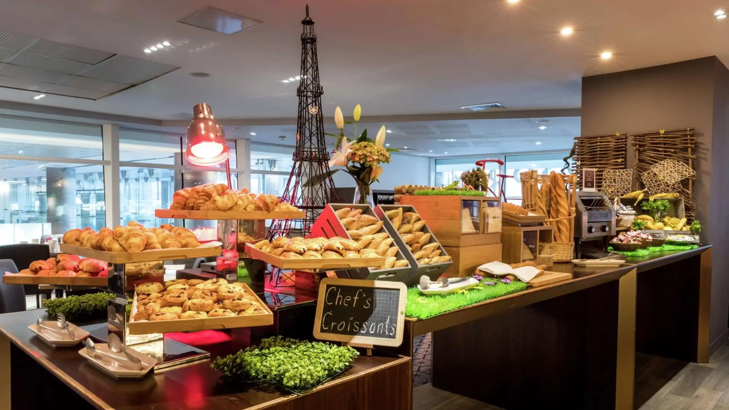 Restaurant/places to eat in Hilton Paris La Défense