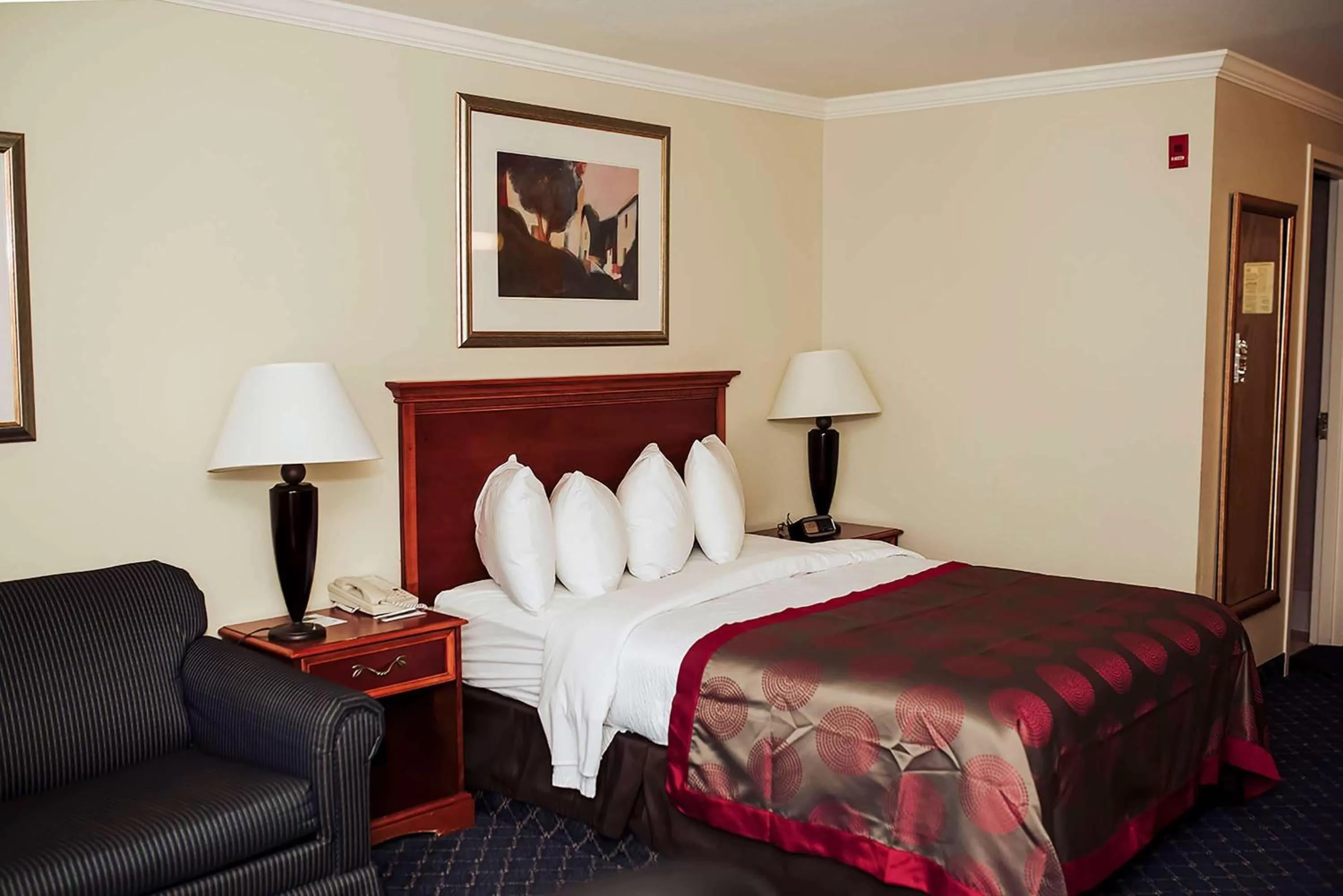 Queen Room with Roll-In Shower - Mobility Accessible/Non-Smoking in Ramada by Wyndham Yakima