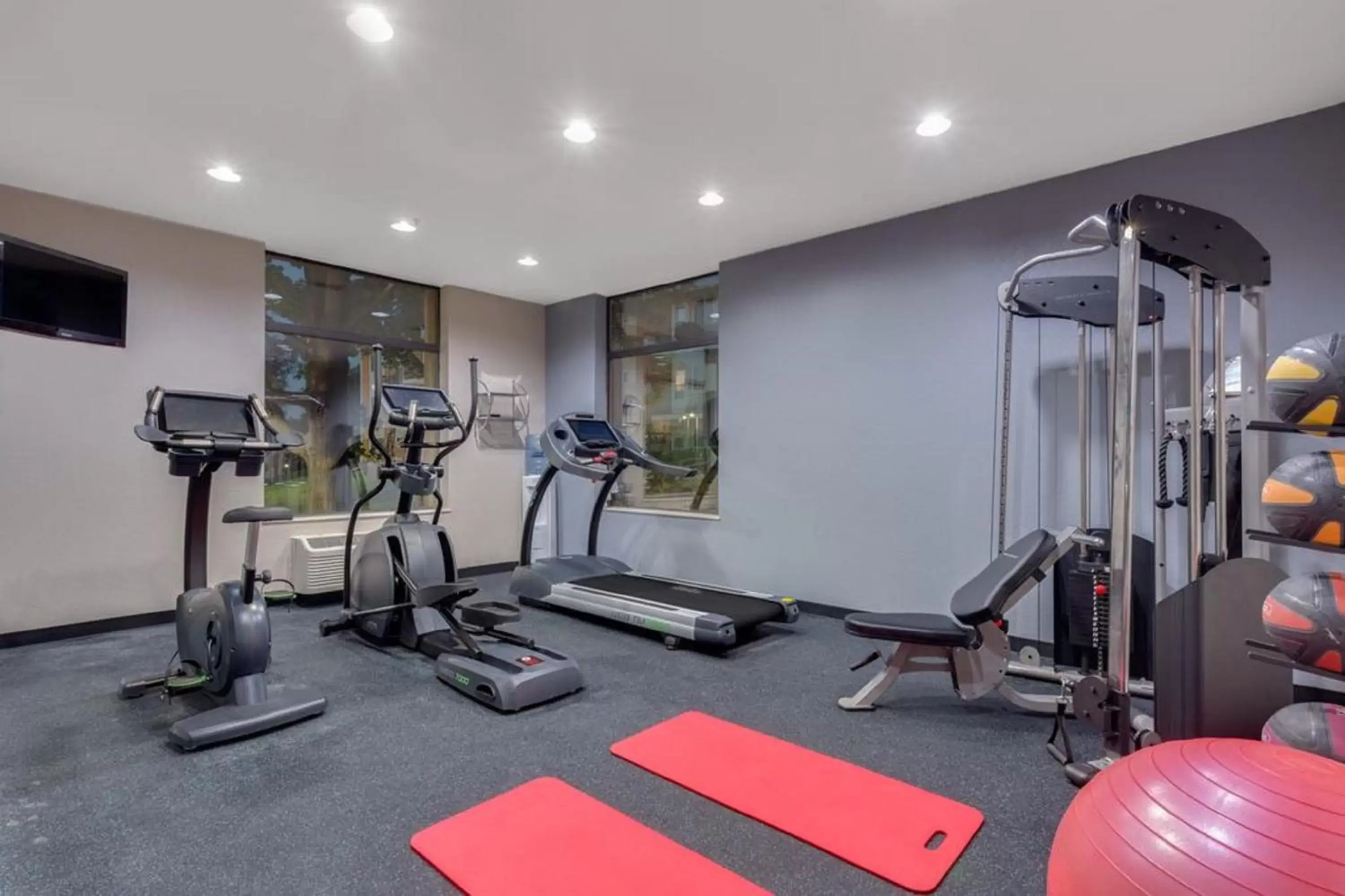 Fitness centre/facilities, Fitness Center/Facilities in SureStay Plus Hotel by Best Western Coralville Iowa City