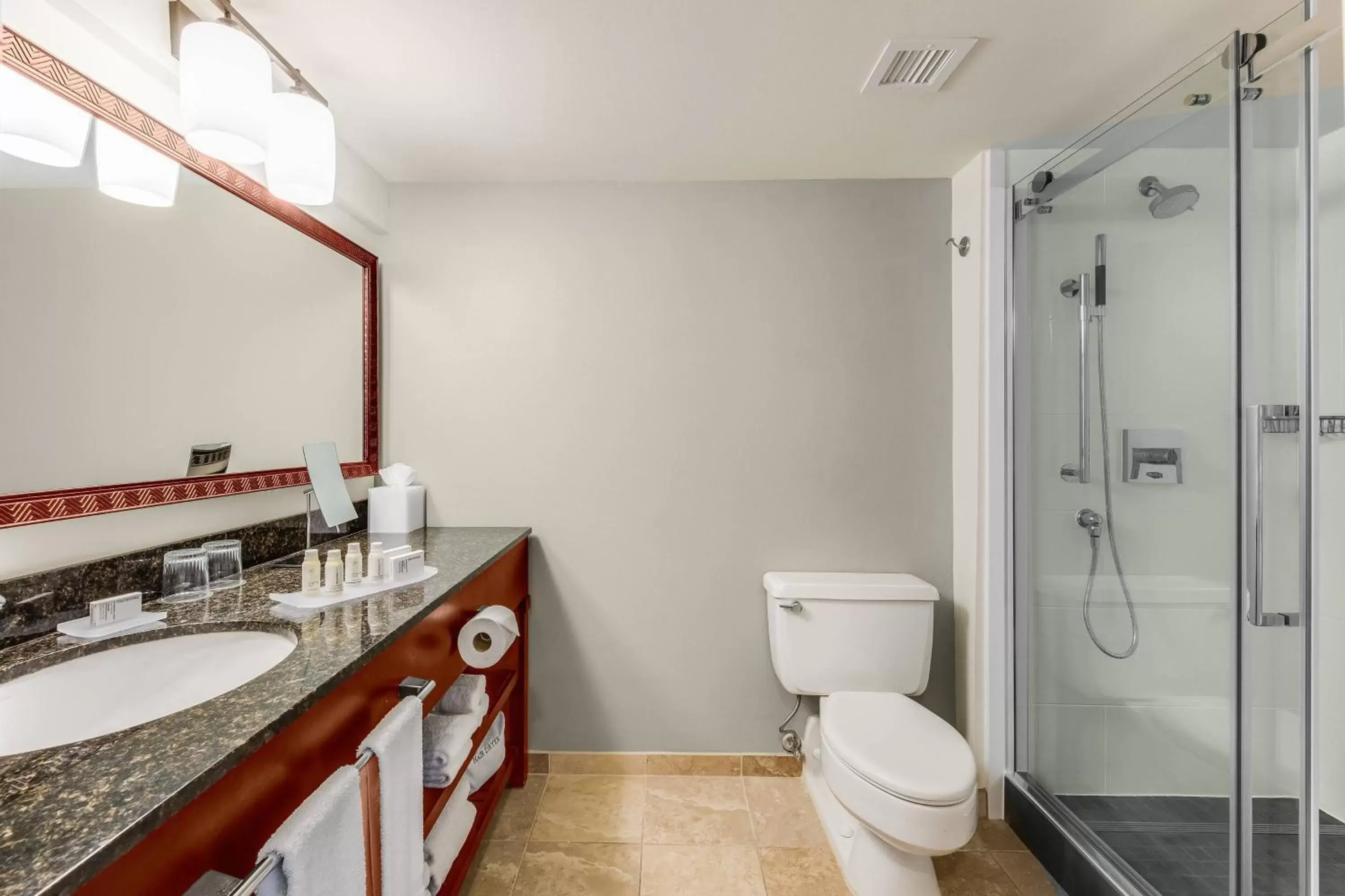 Bathroom in Courtyard by Marriott King Kamehameha's Kona Beach Hotel