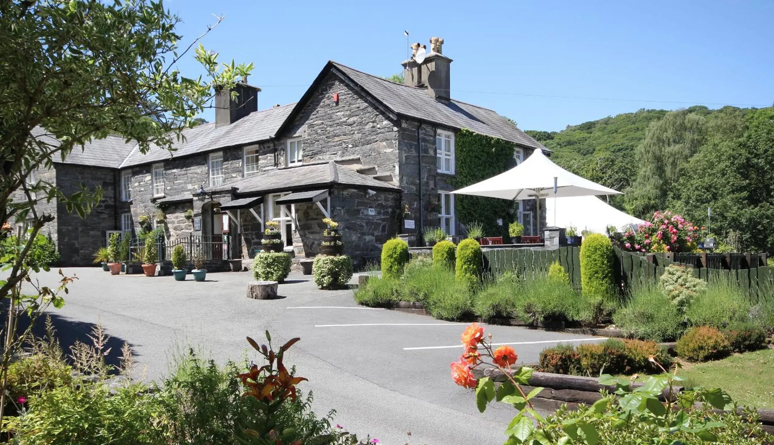 Facade/entrance, Property Building in Aberdunant Hall Country Hotel