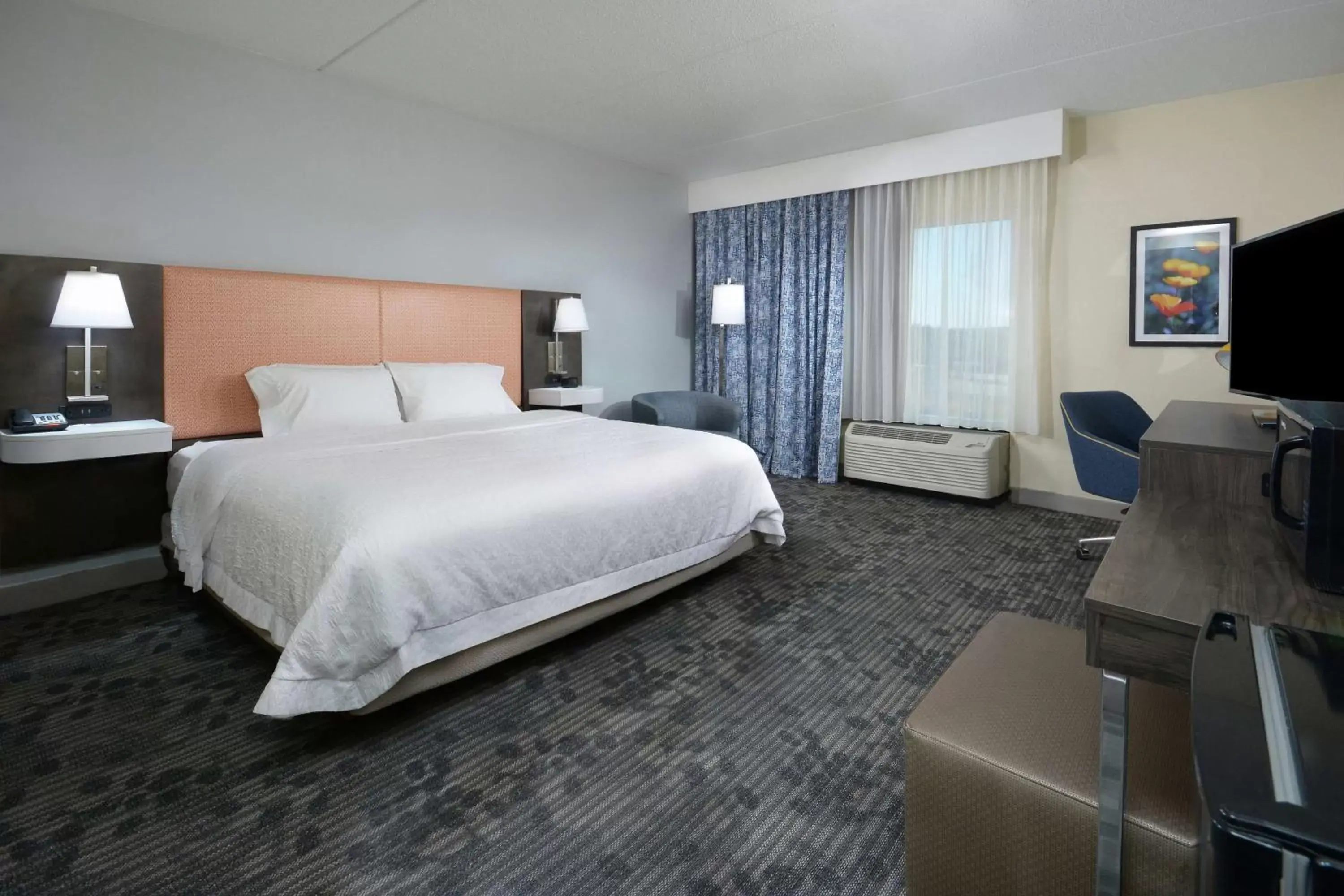 Bedroom, Bed in Hampton Inn & Suites Clinton