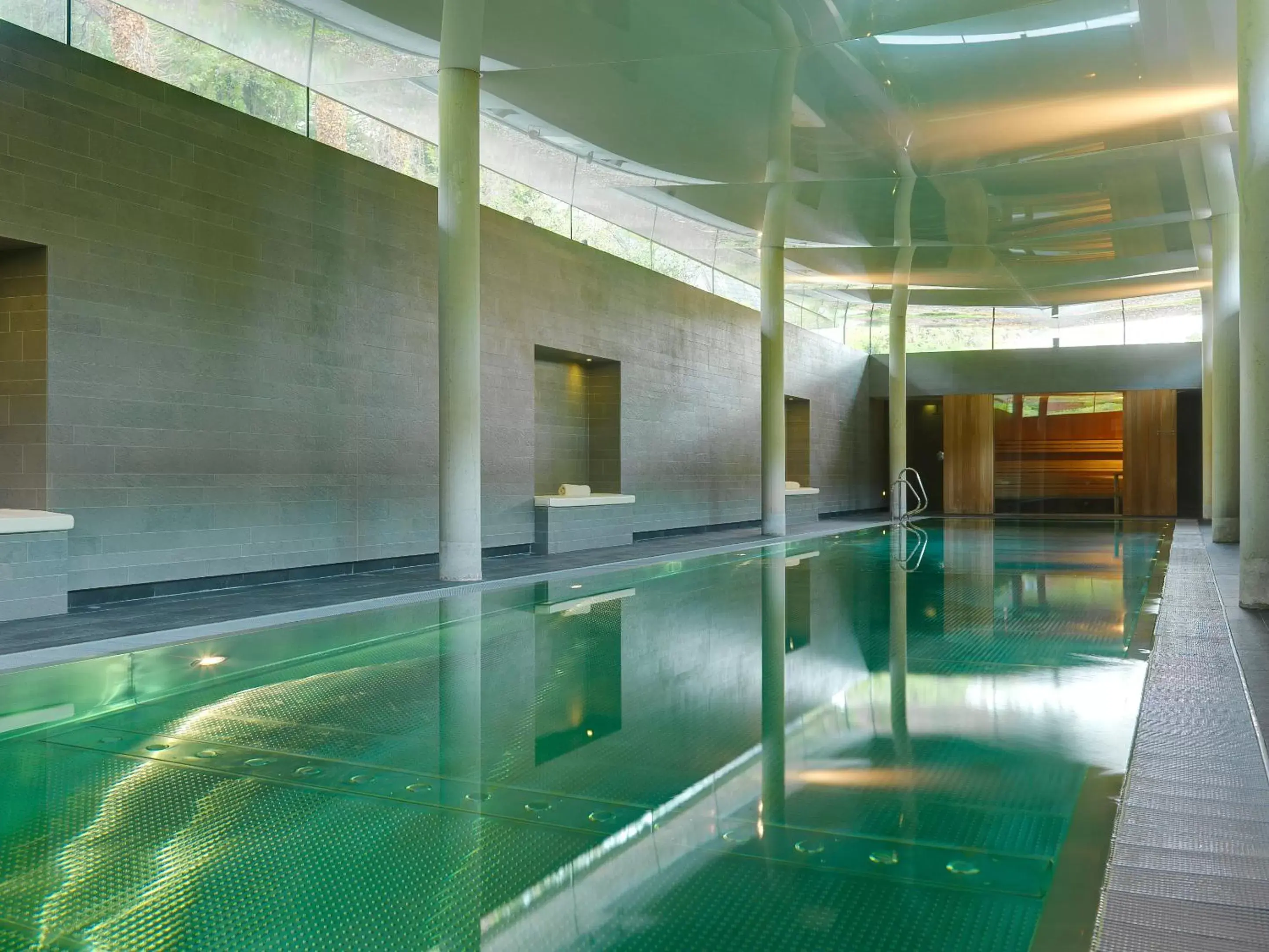 Shower, Swimming Pool in Park Hotel Kenmare