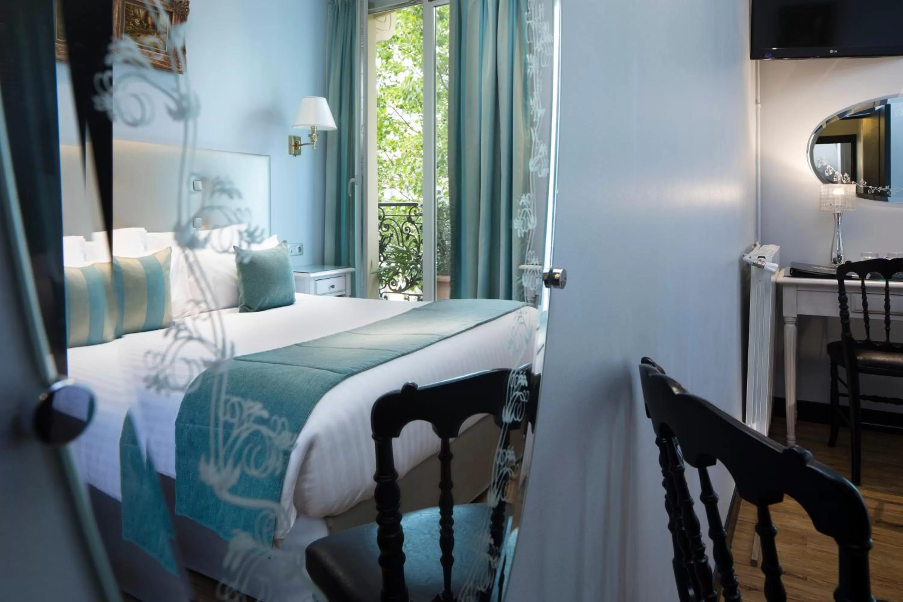 Bedroom, Bed in Hotel Plaza Elysées