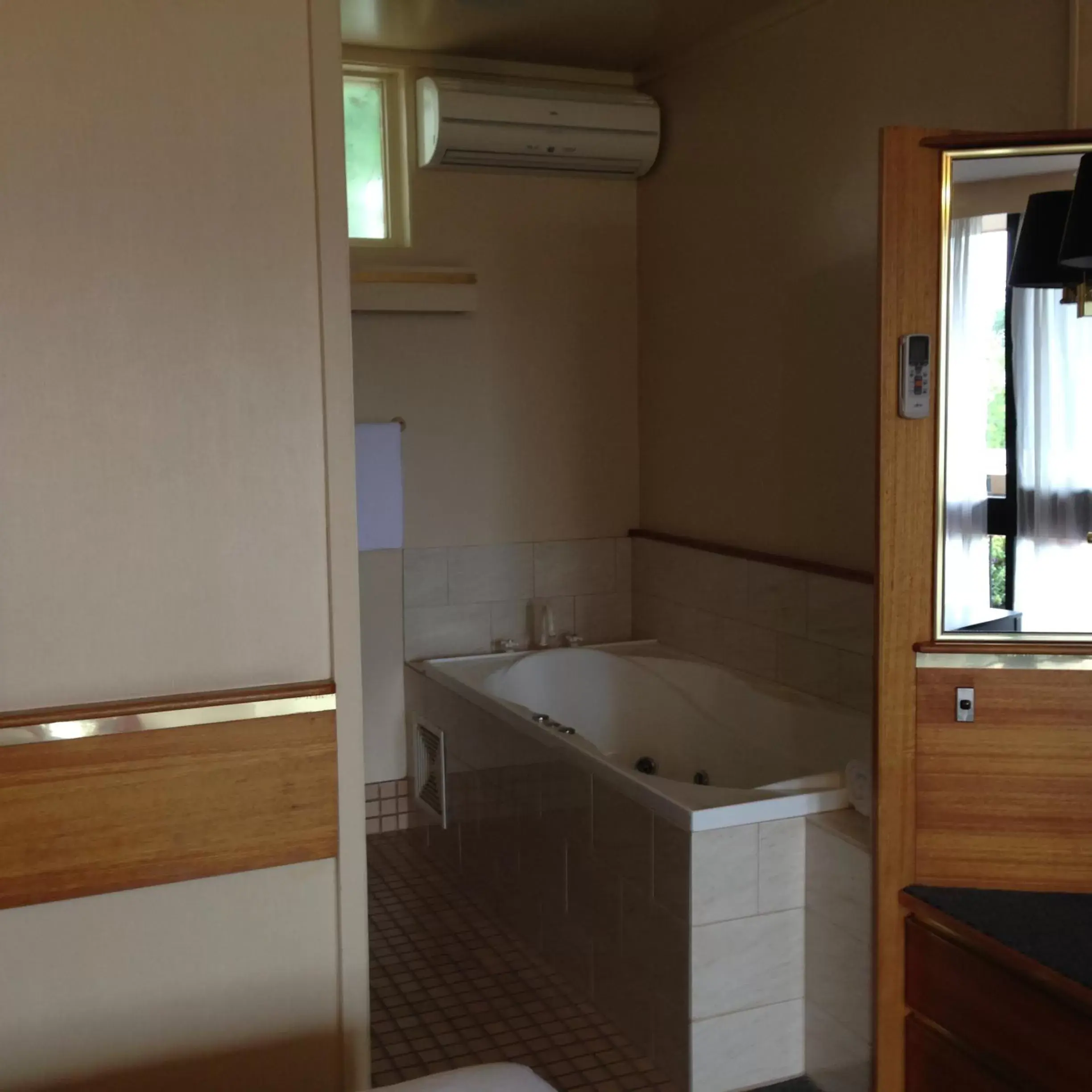 Bathroom, Kitchen/Kitchenette in Commodore Regent