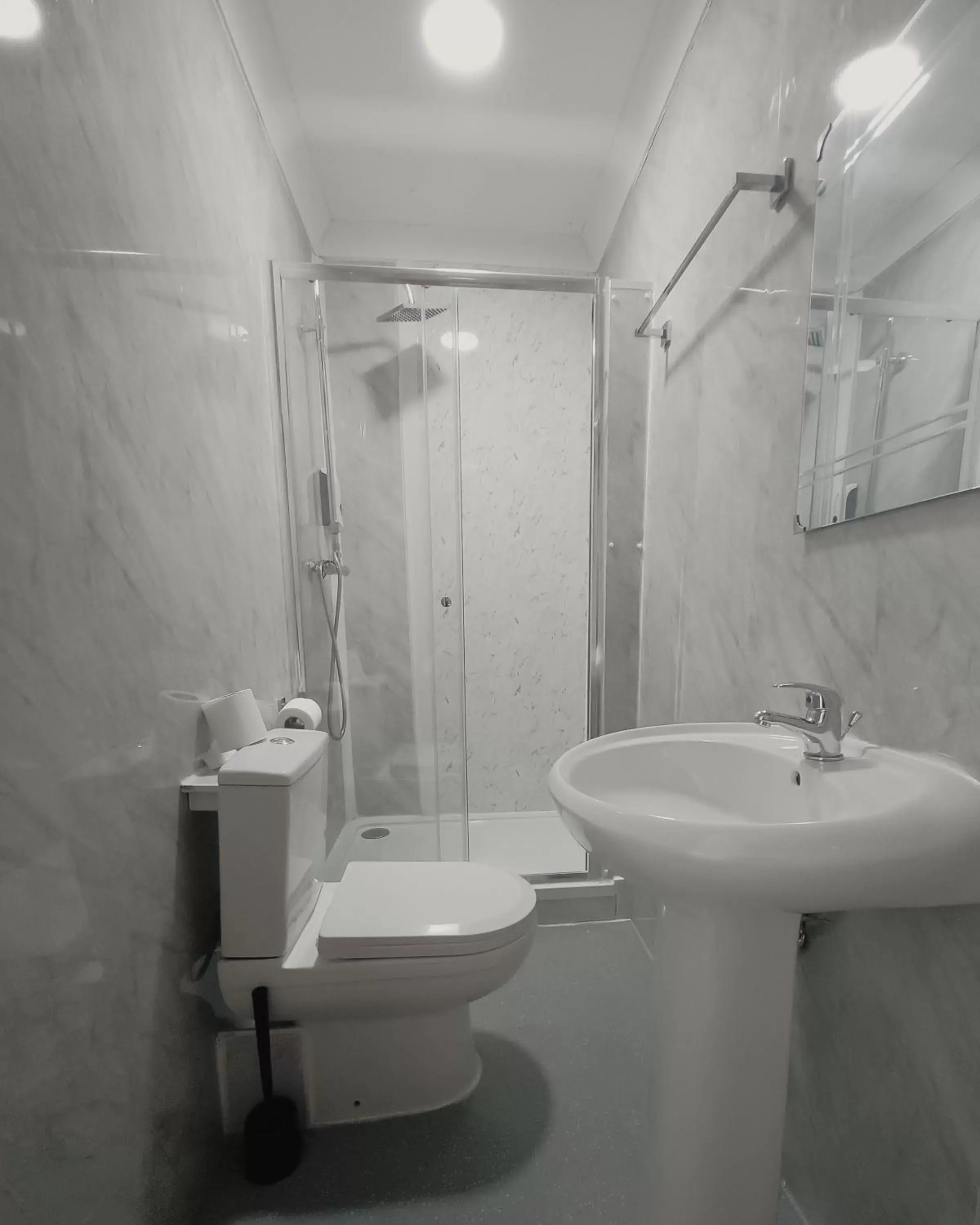 Shower, Bathroom in Level Inn