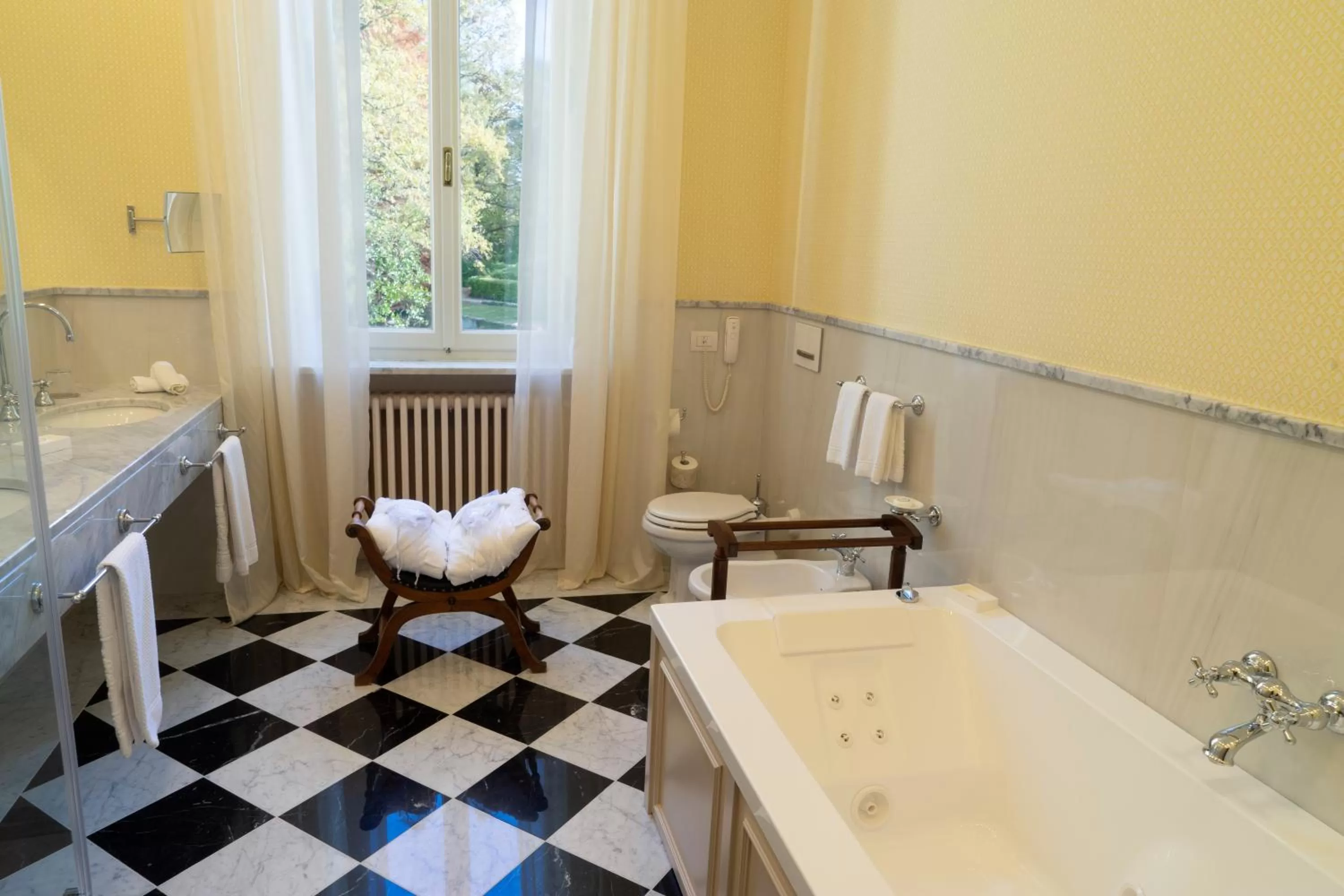 Hot Tub in Villa Abbondanzi Resort