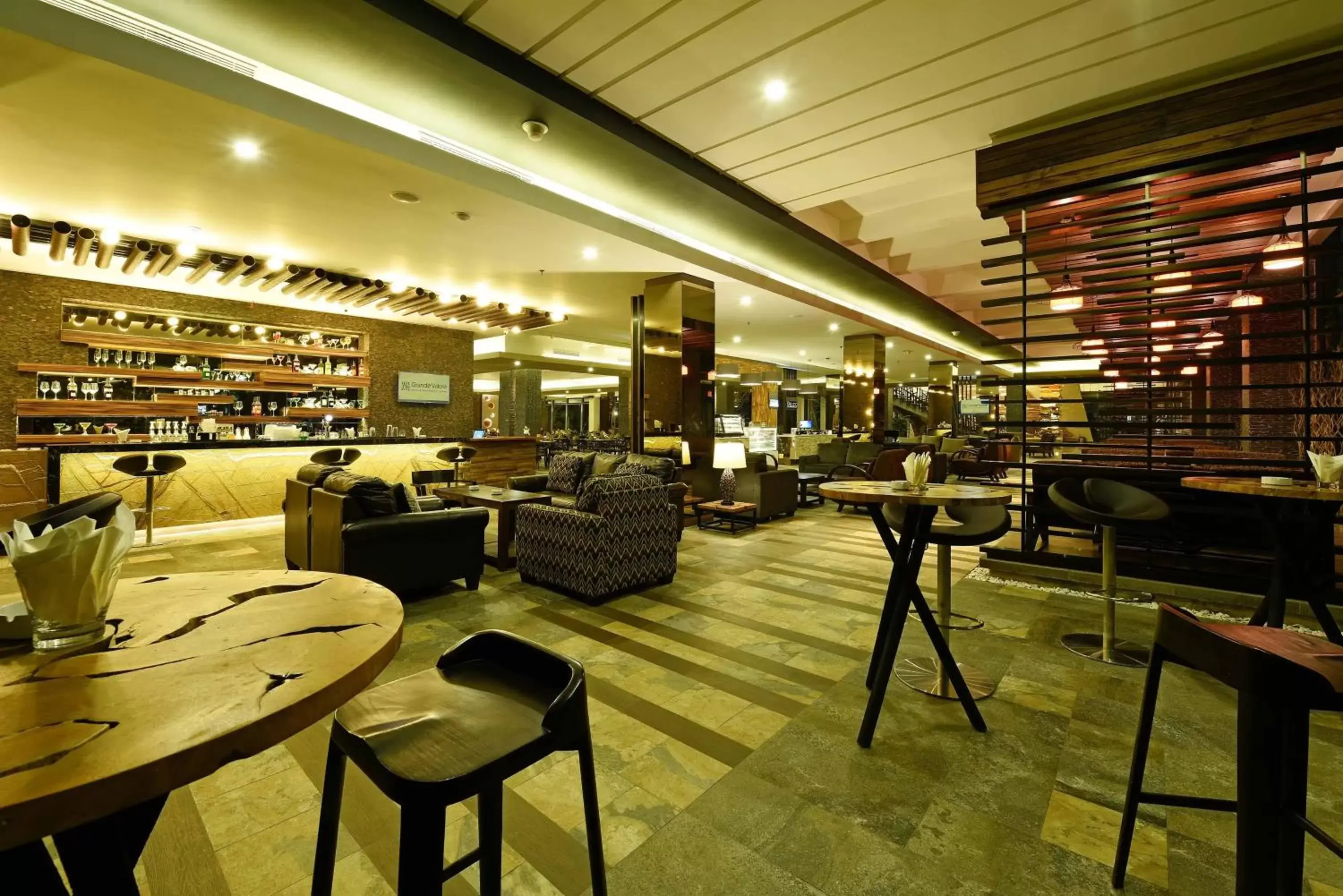 Lounge or bar, Restaurant/Places to Eat in Holiday Inn Cikarang Jababeka, an IHG Hotel