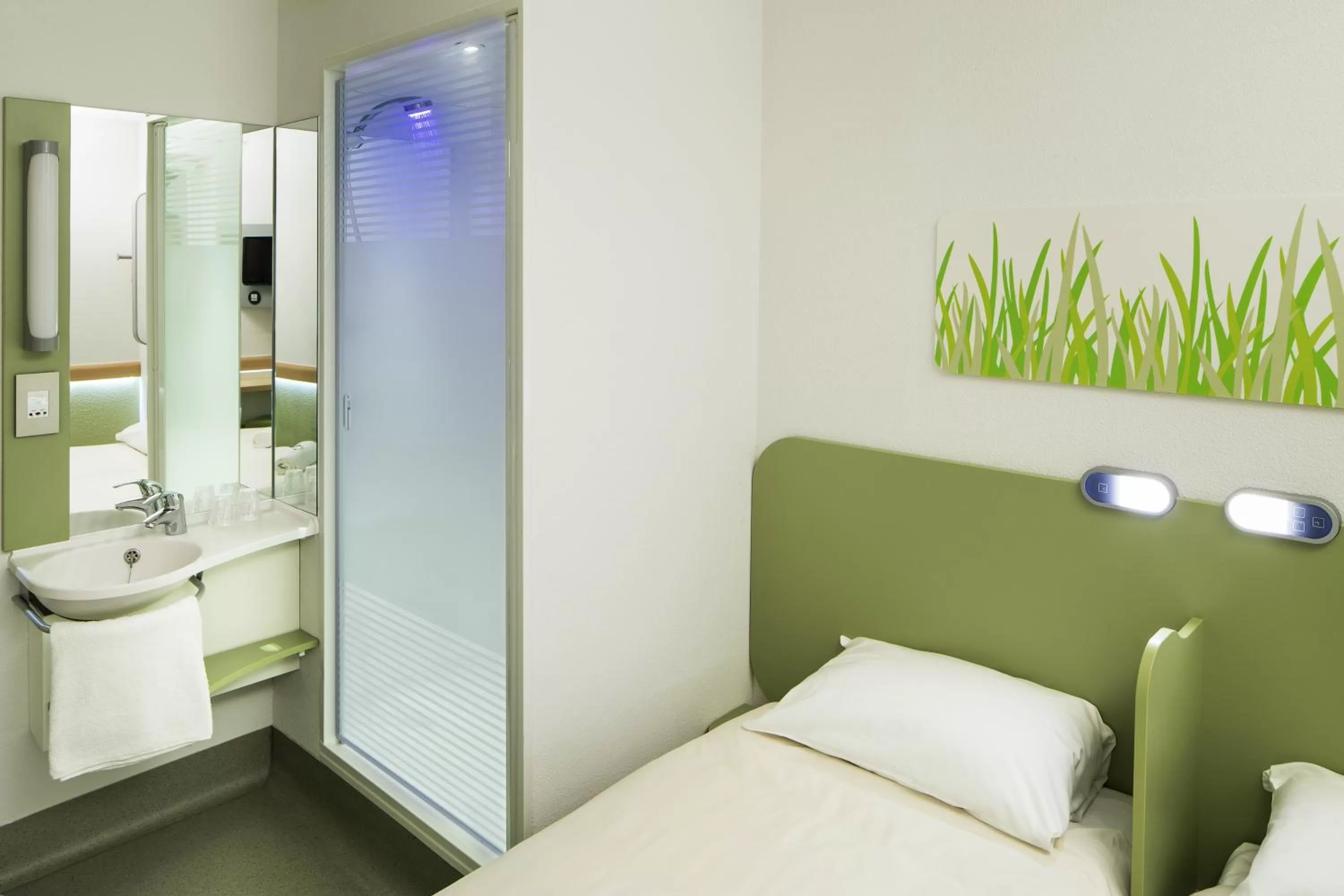 Photo of the whole room, Bed in ibis budget Hotel Edinburgh Park