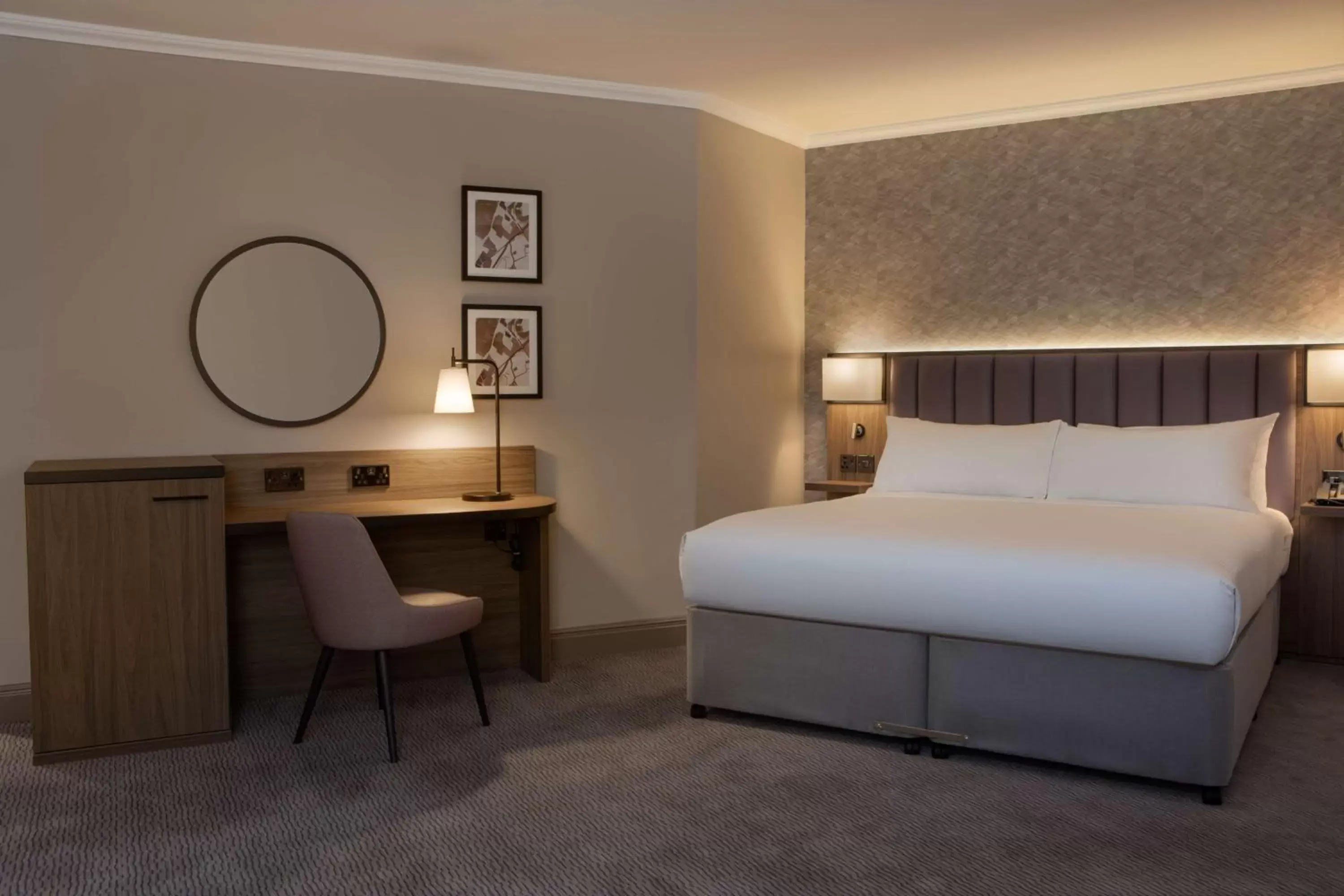 Bedroom, Bed in DoubleTree by Hilton Dartford Bridge