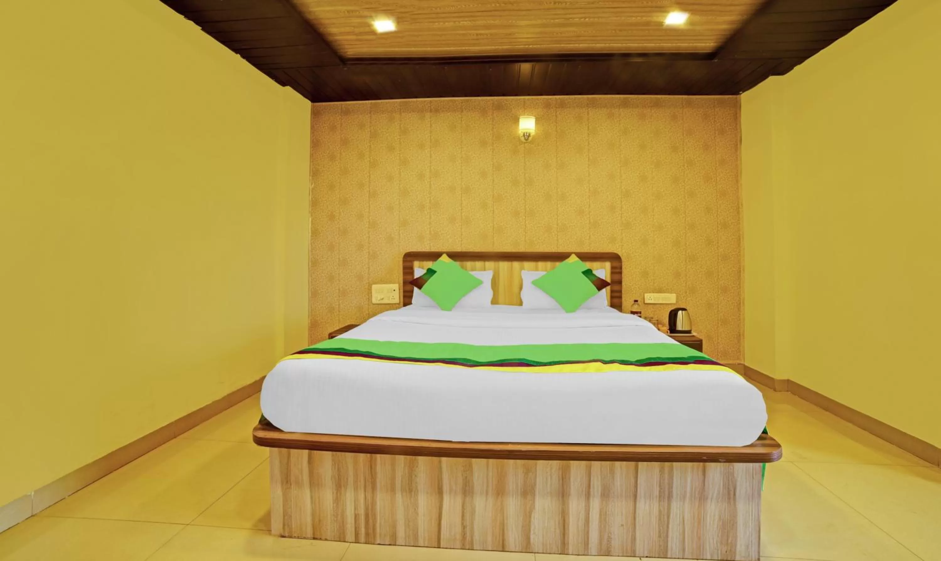 Bedroom, Bed in Treebo Balaji Excellency with Pool & Spa