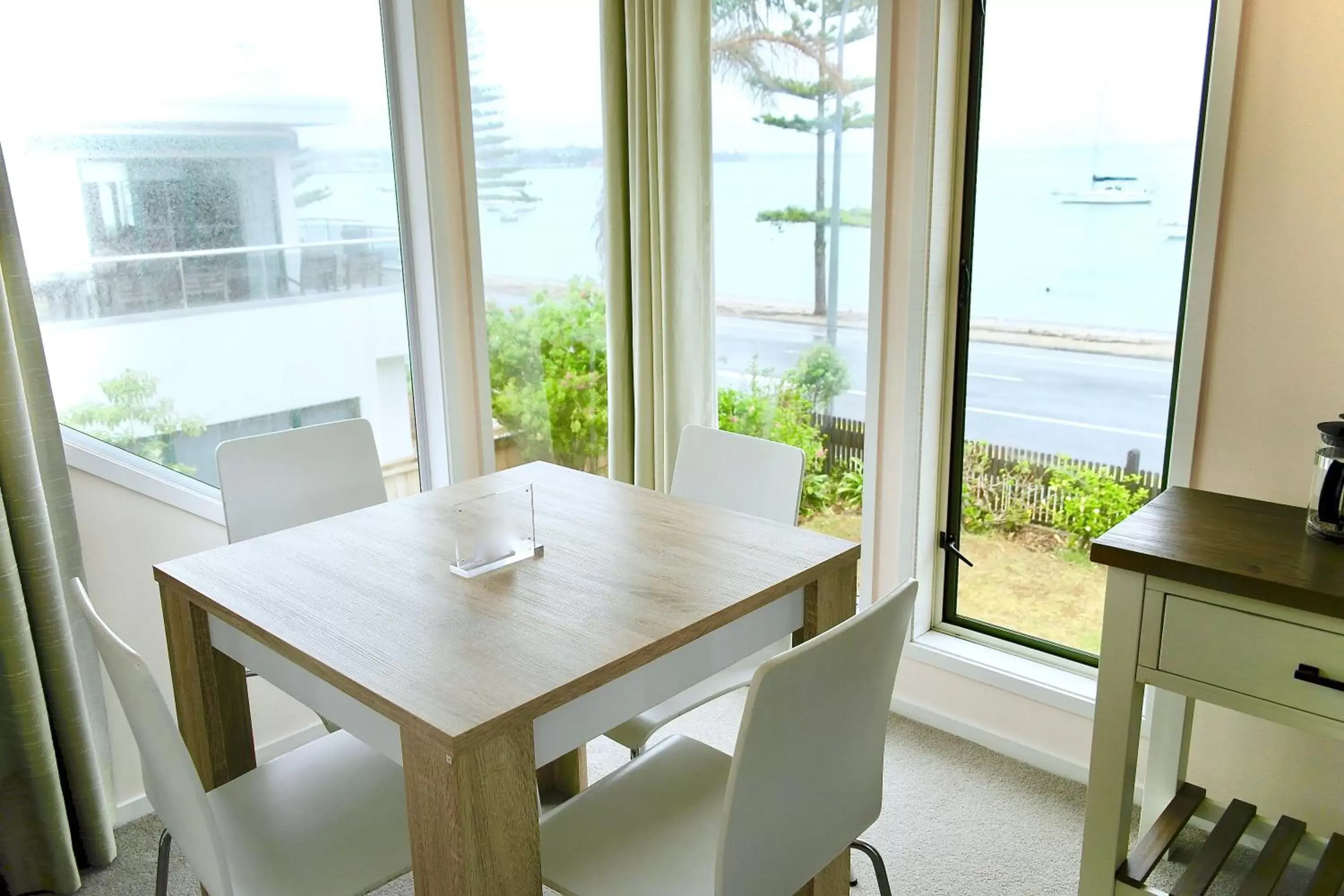 Dining Area in Bucklands Beach Waterfront Motel