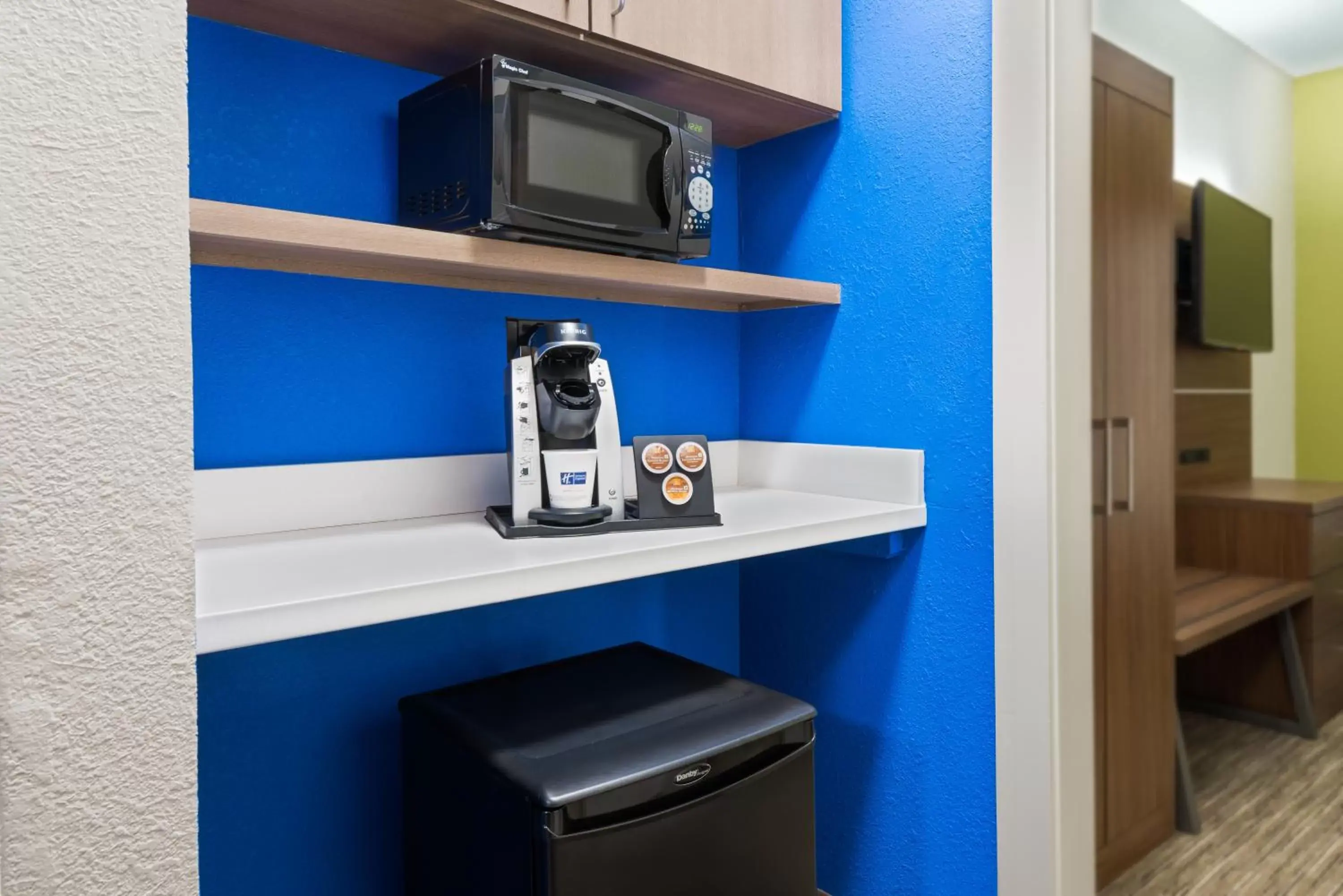 Coffee/tea facilities, TV/Entertainment Center in Holiday Inn Express & Suites - Columbus Airport East, an IHG Hotel