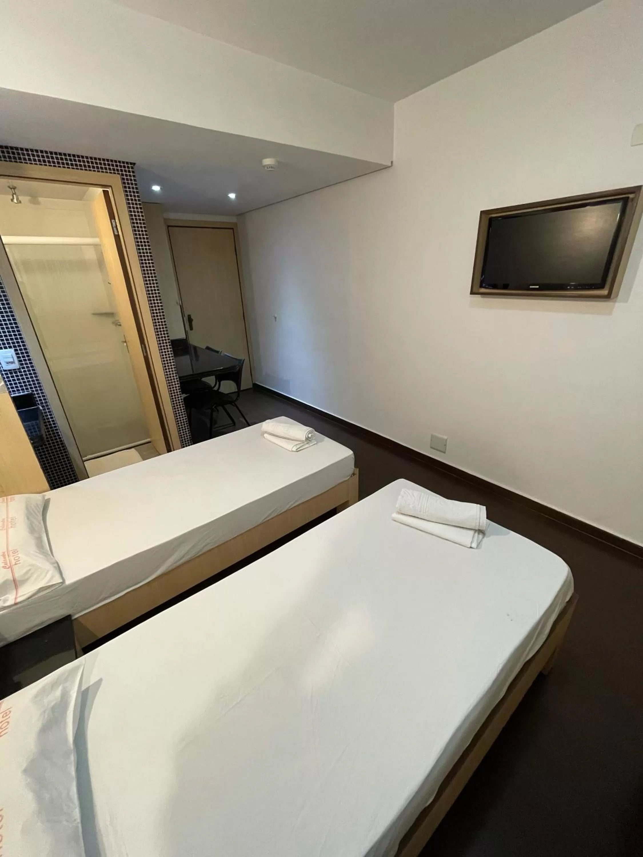 Photo of the whole room, Bed in Calandre Hotel