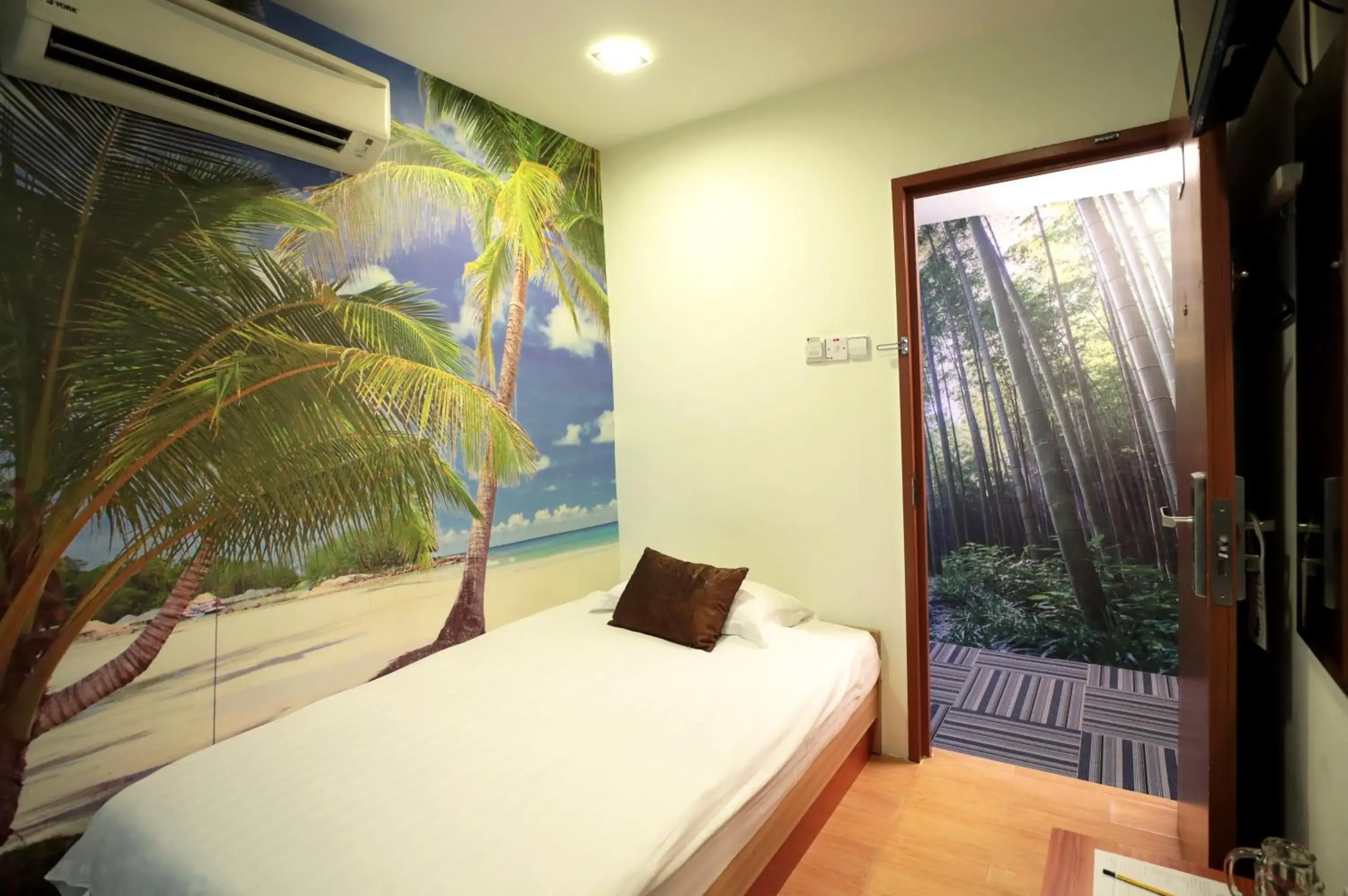 Bedroom, Bed in Rain Forest Hotel