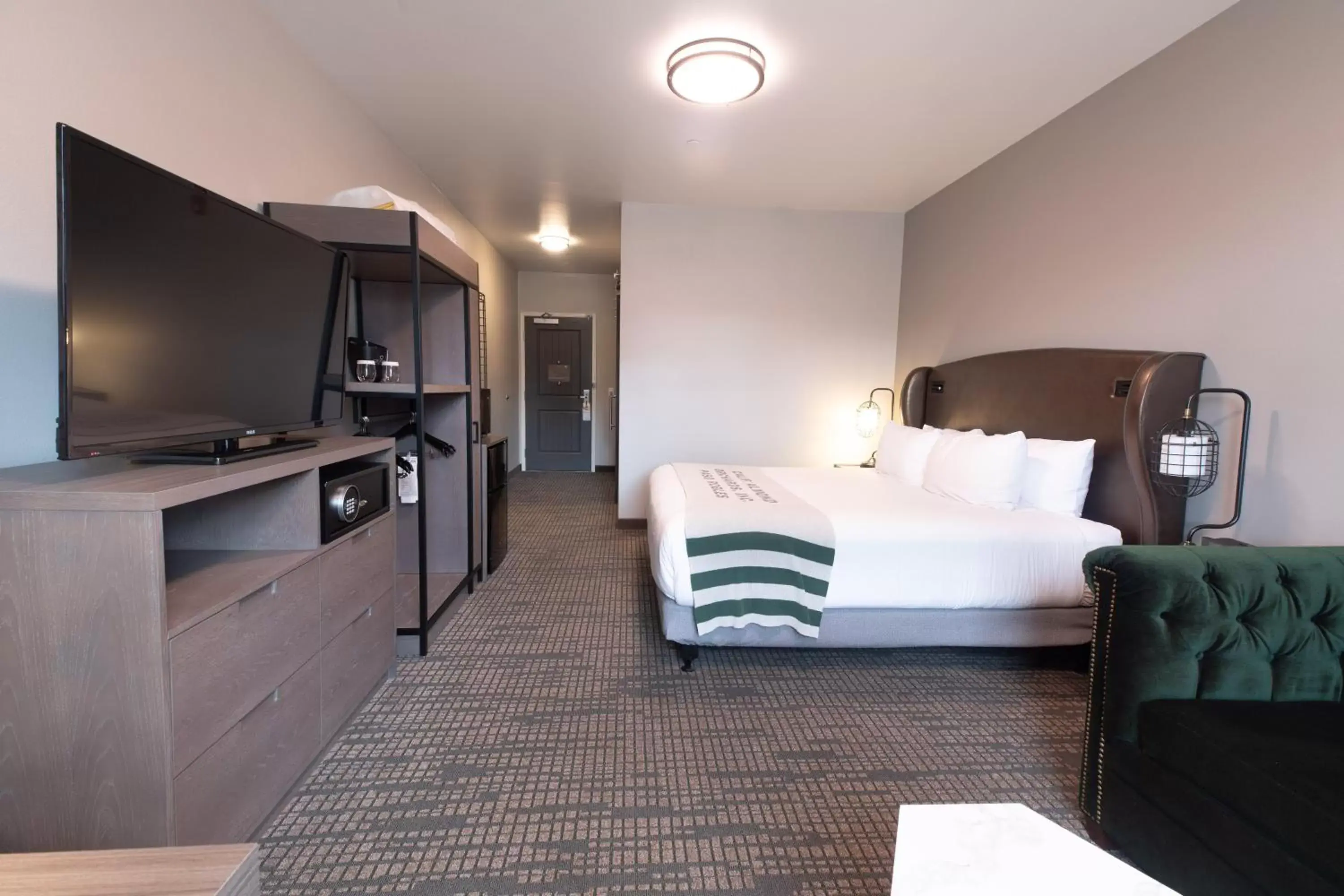 Bed, TV/Entertainment Center in Oxford Suites Paso Robles