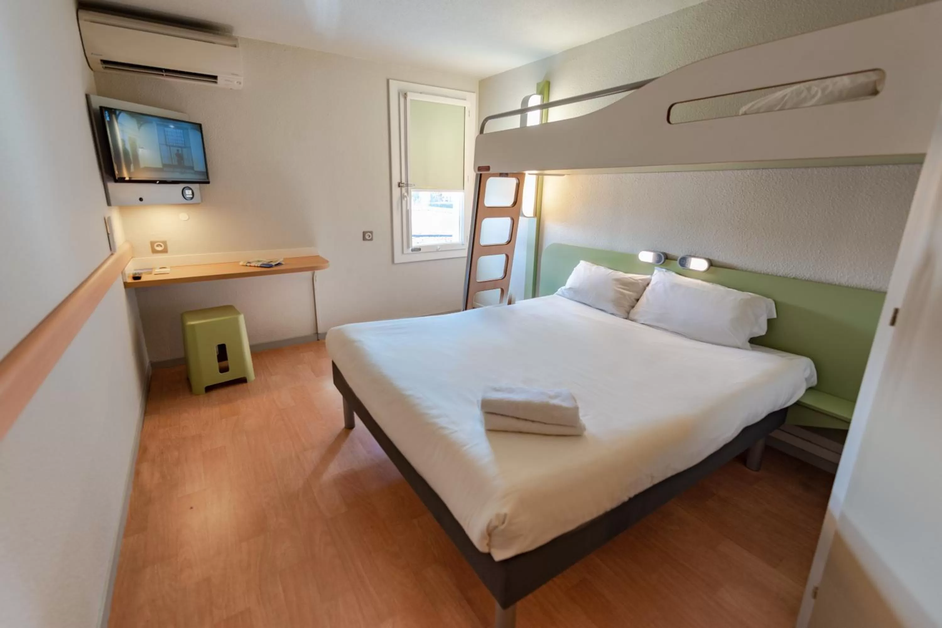 Bedroom, Bed in Ibis Budget Bollene