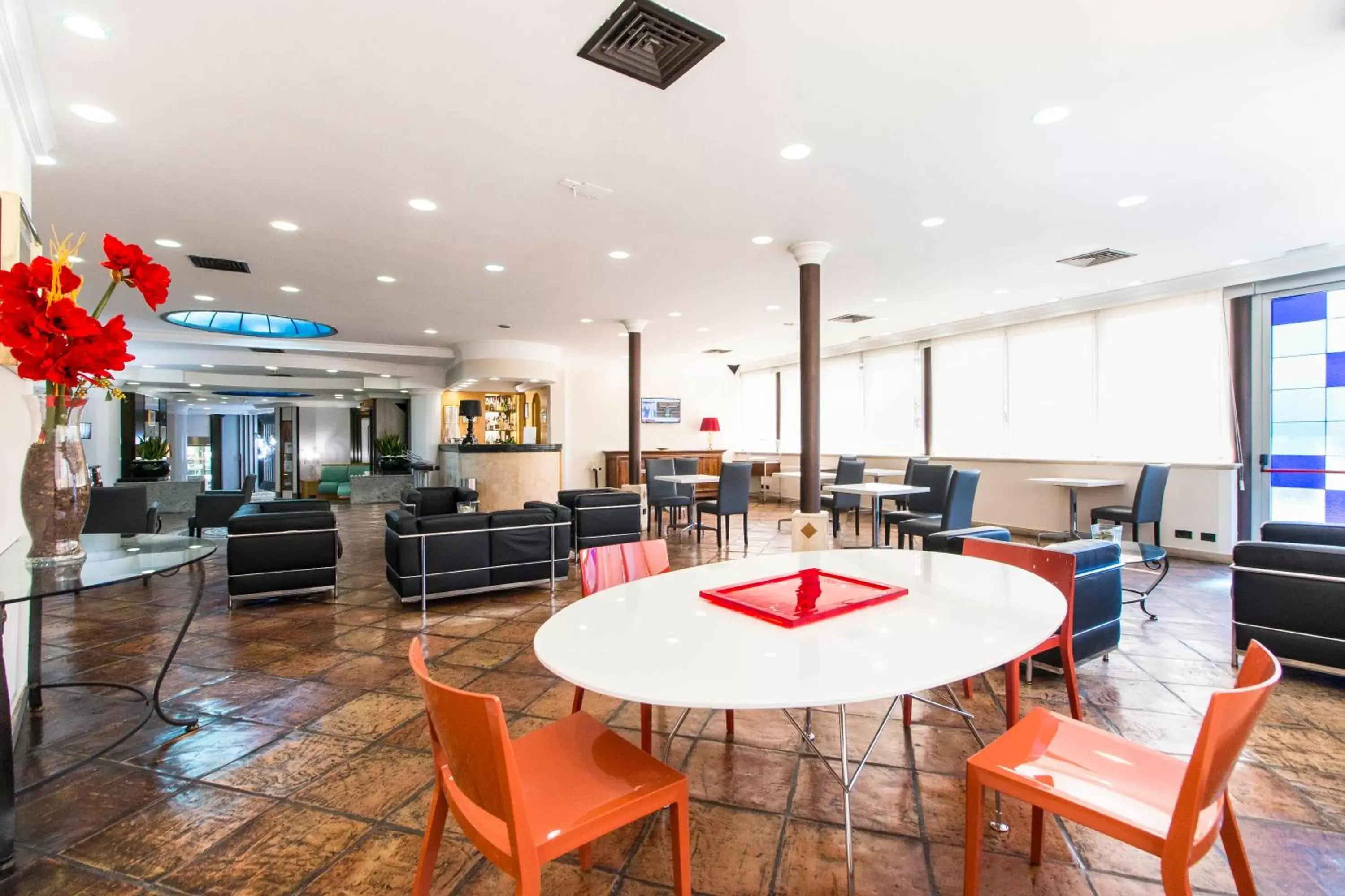 Lounge or bar in Hotel Royal Torino Centro Congressi Lounge or bar in Hotel Royal Torino Centro Congressi