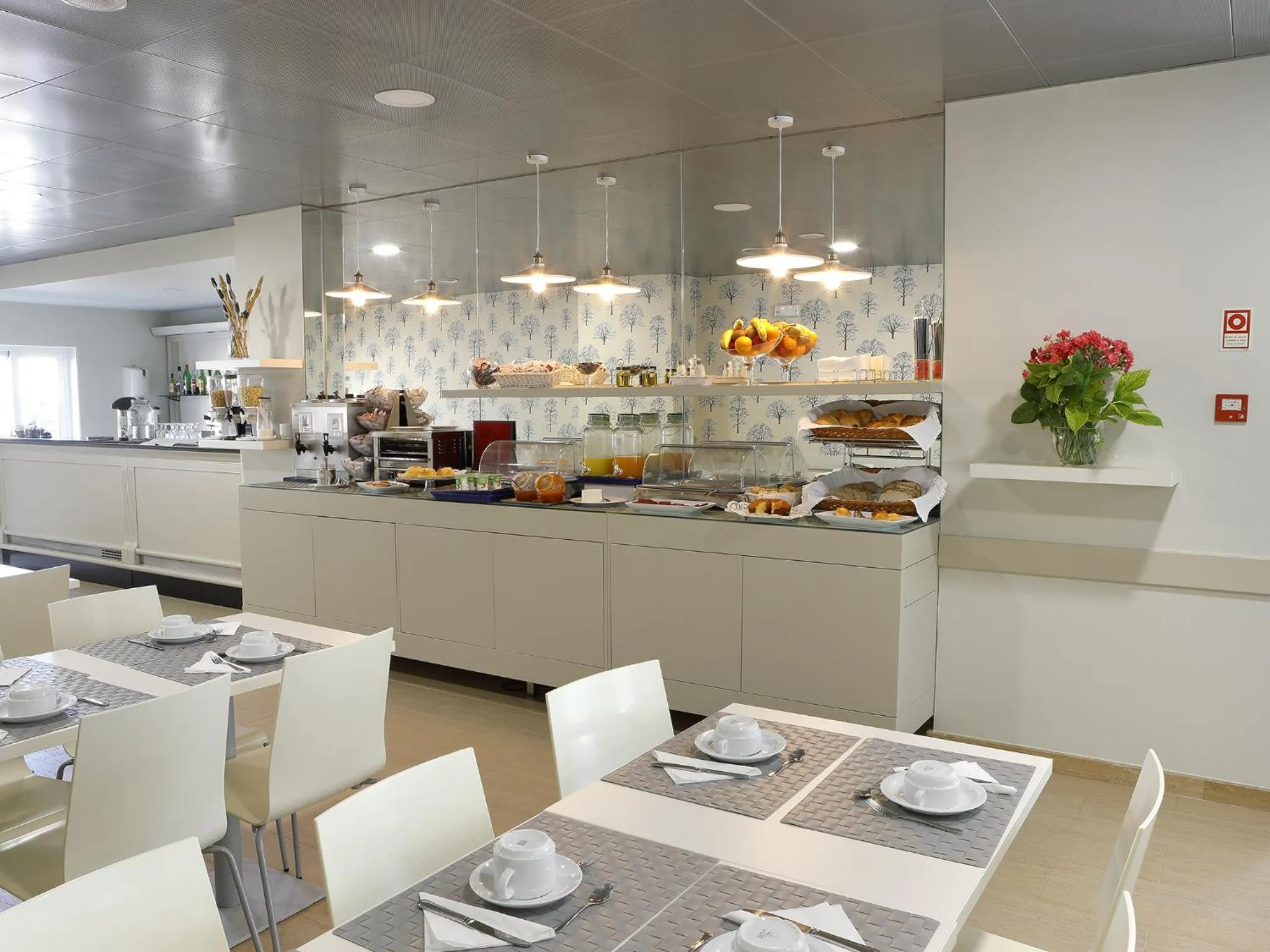 Restaurant/places to eat in Cova da Iria Hotel