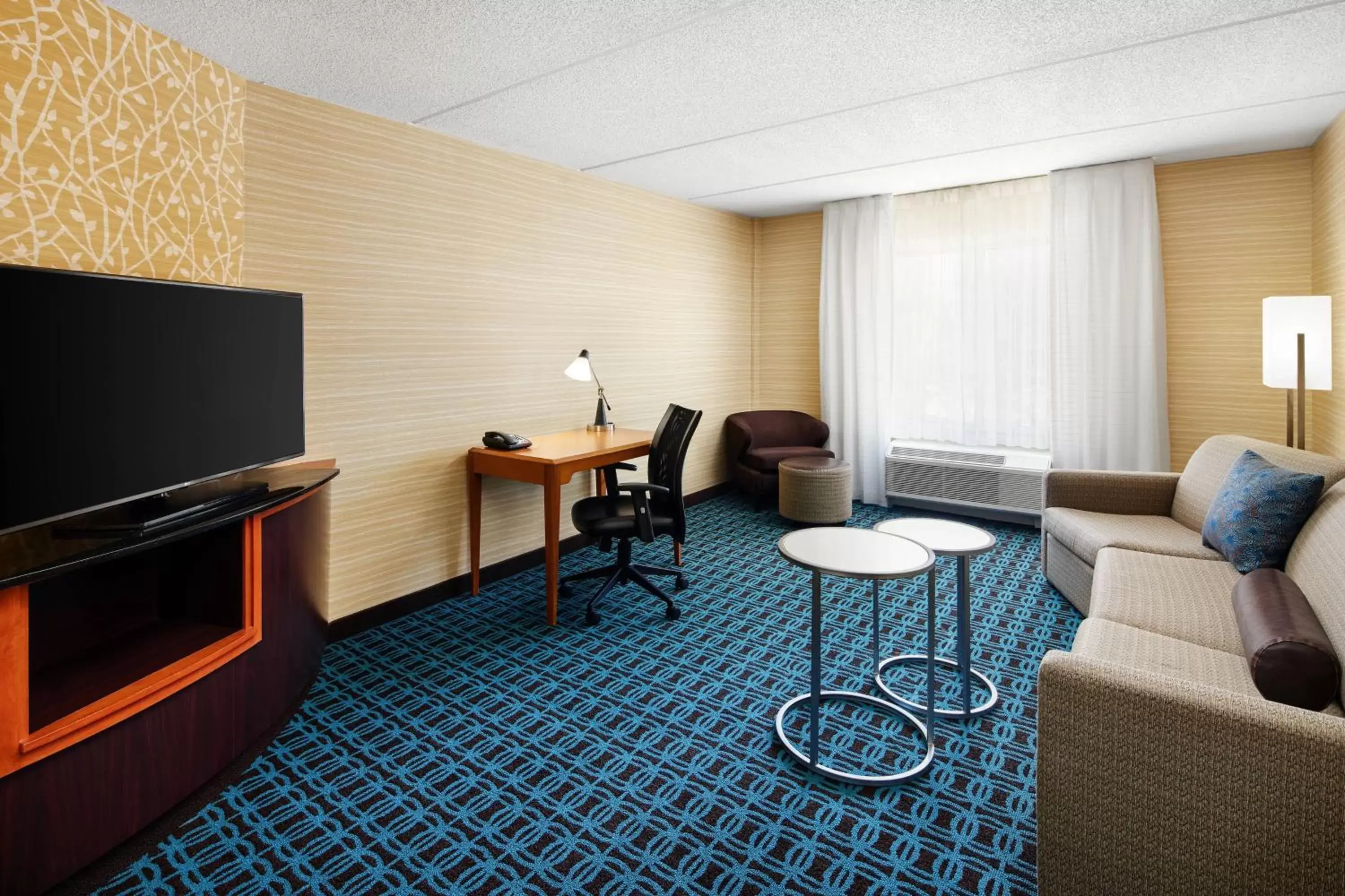 Living room, TV/Entertainment Center in Fairfield Inn and Suites by Marriott Plainville