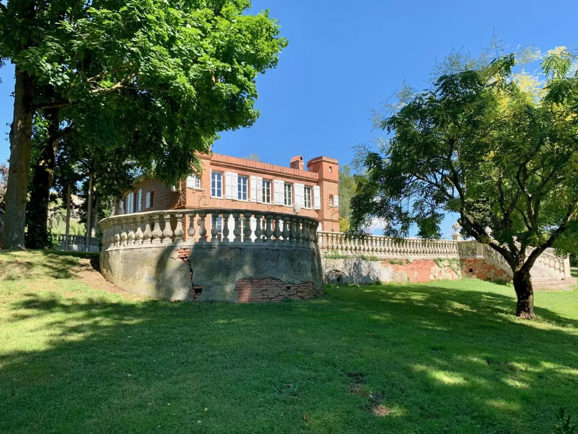 Property Building in Château Ratou