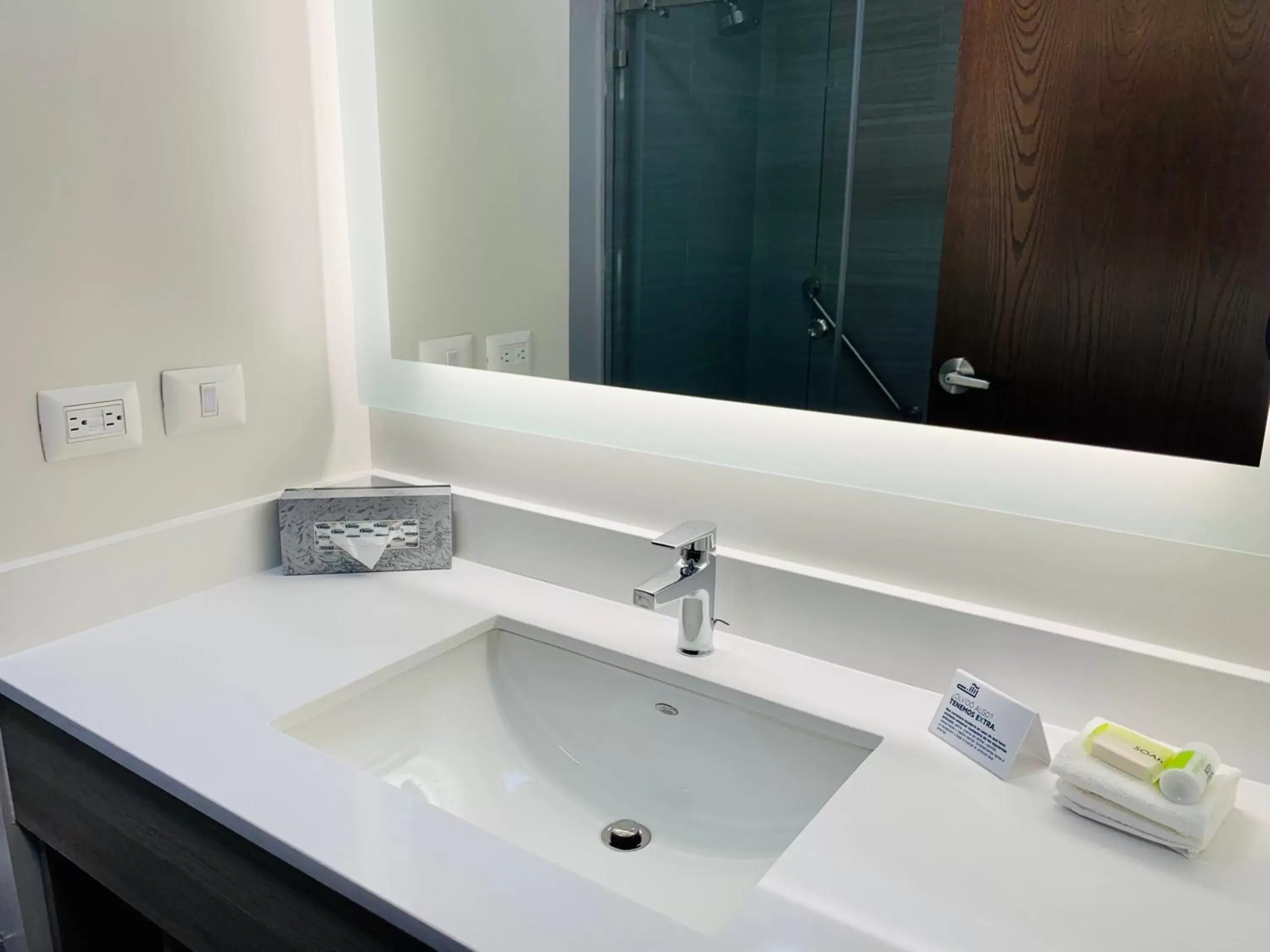 Photo of the whole room, Bathroom in Holiday Inn Express - Guadalajara Vallarta Poniente, an IHG Hotel