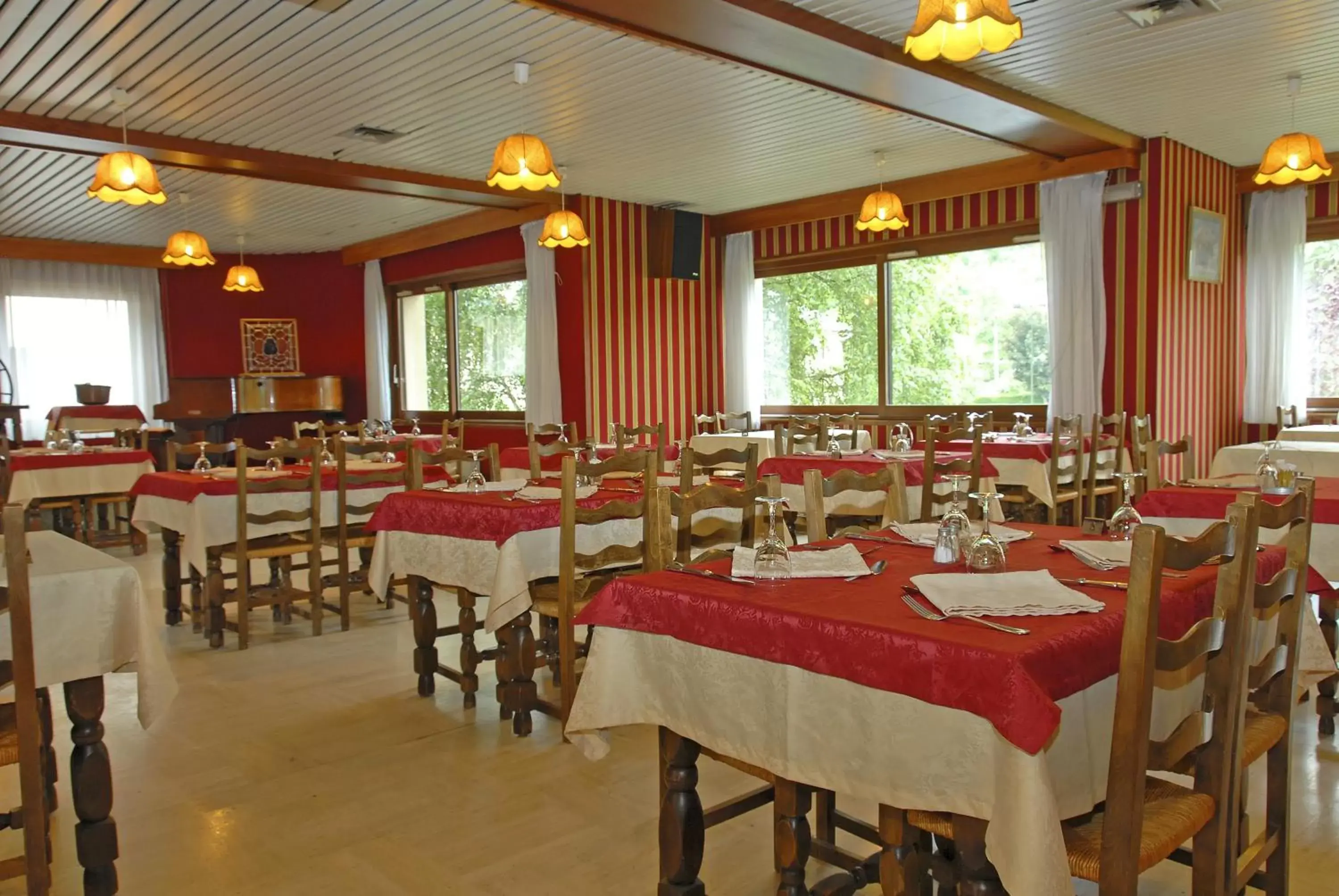 Food, Restaurant/Places to Eat in Logis Hotel Restaurant Du Commerce