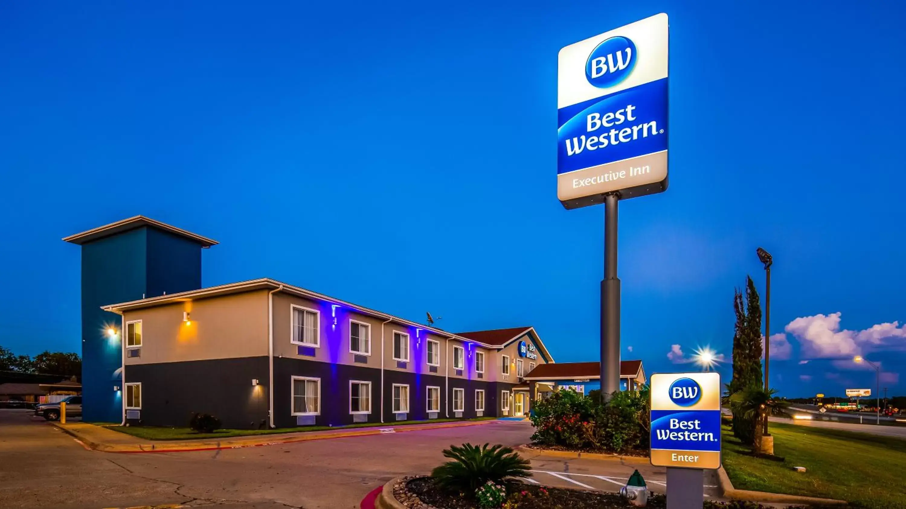 Facade/entrance, Property Building in Best Western Executive Inn