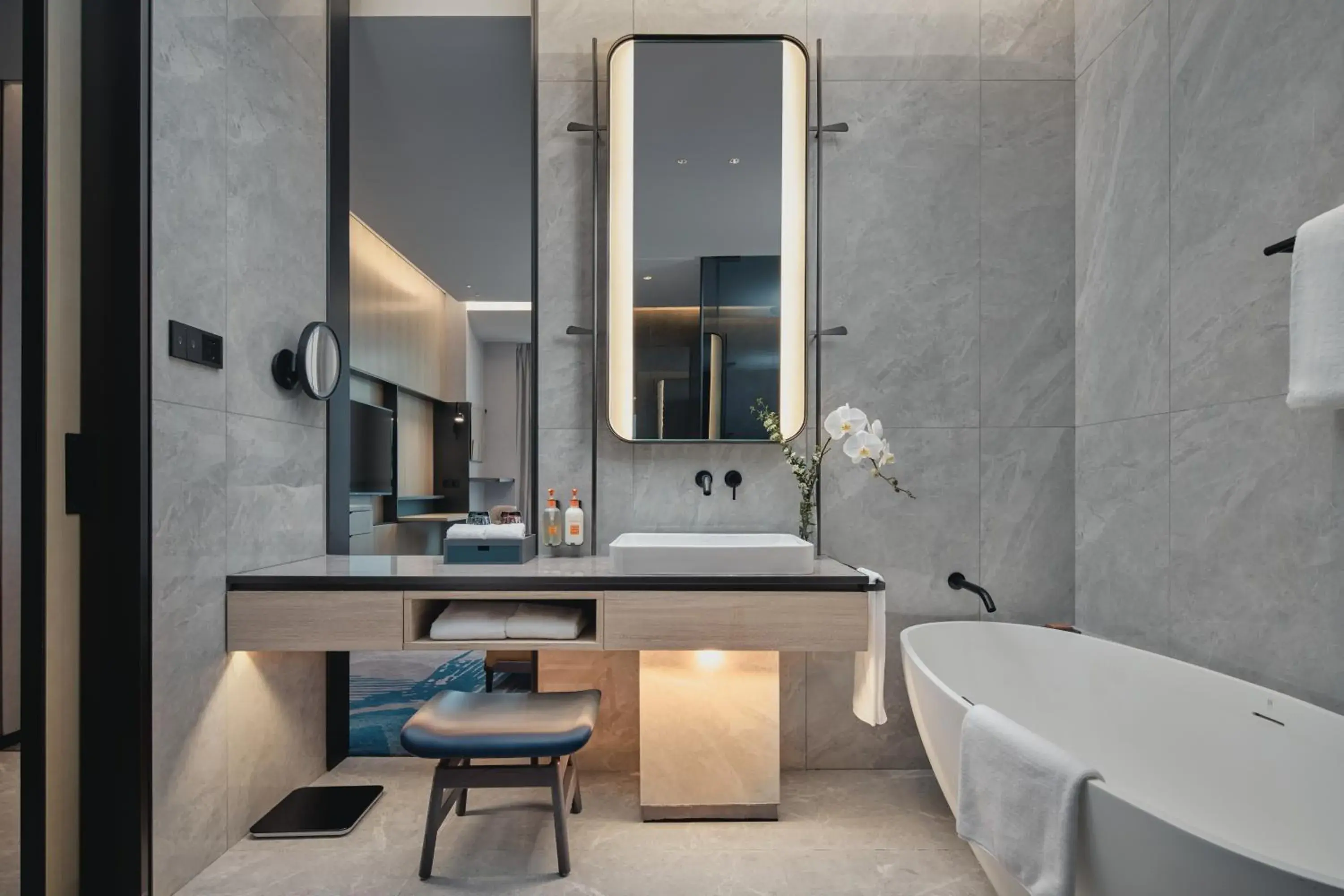 Standard King Room with River View in Crowne Plaza Hangzhou Riverside by IHG Standard King Room with River View in Crowne Plaza Hangzhou Riverside by IHG