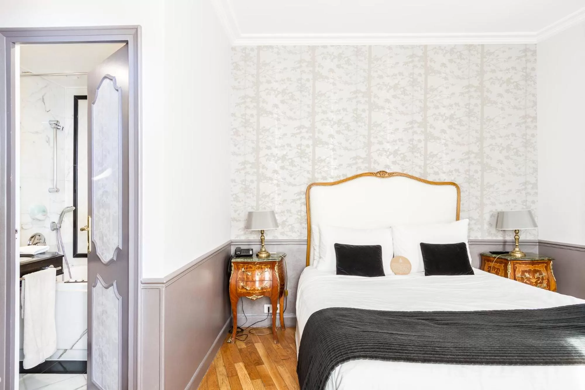 Bed in Eiffel Trocadéro