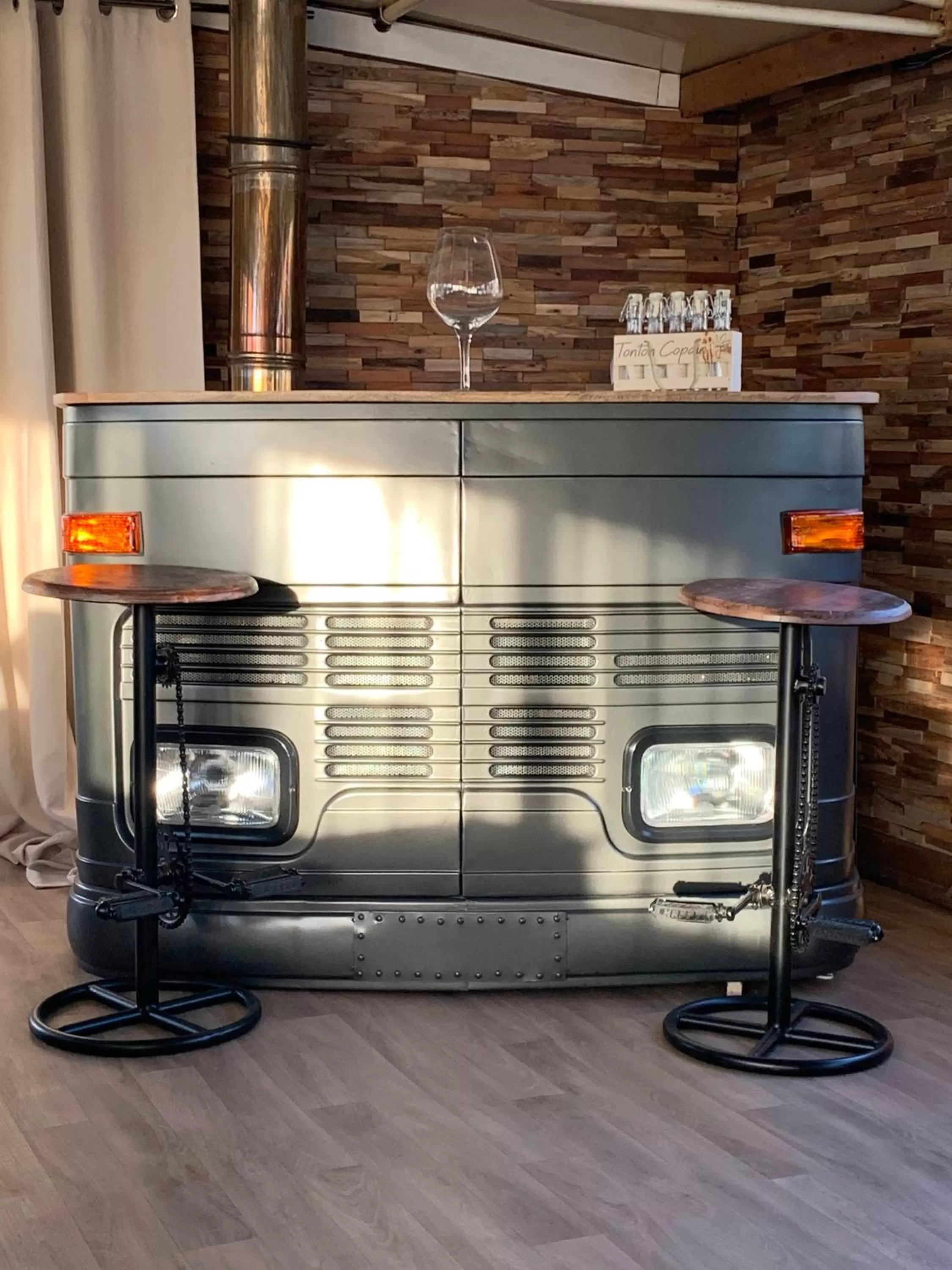 Living room, Kitchen/Kitchenette in Péniche Le Pescalune - Chambre d'hôtes