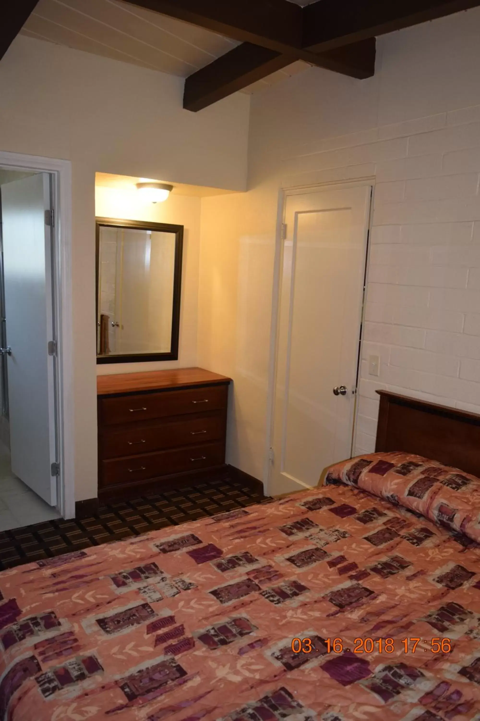 Bed in Stanlunds Inn and Suites