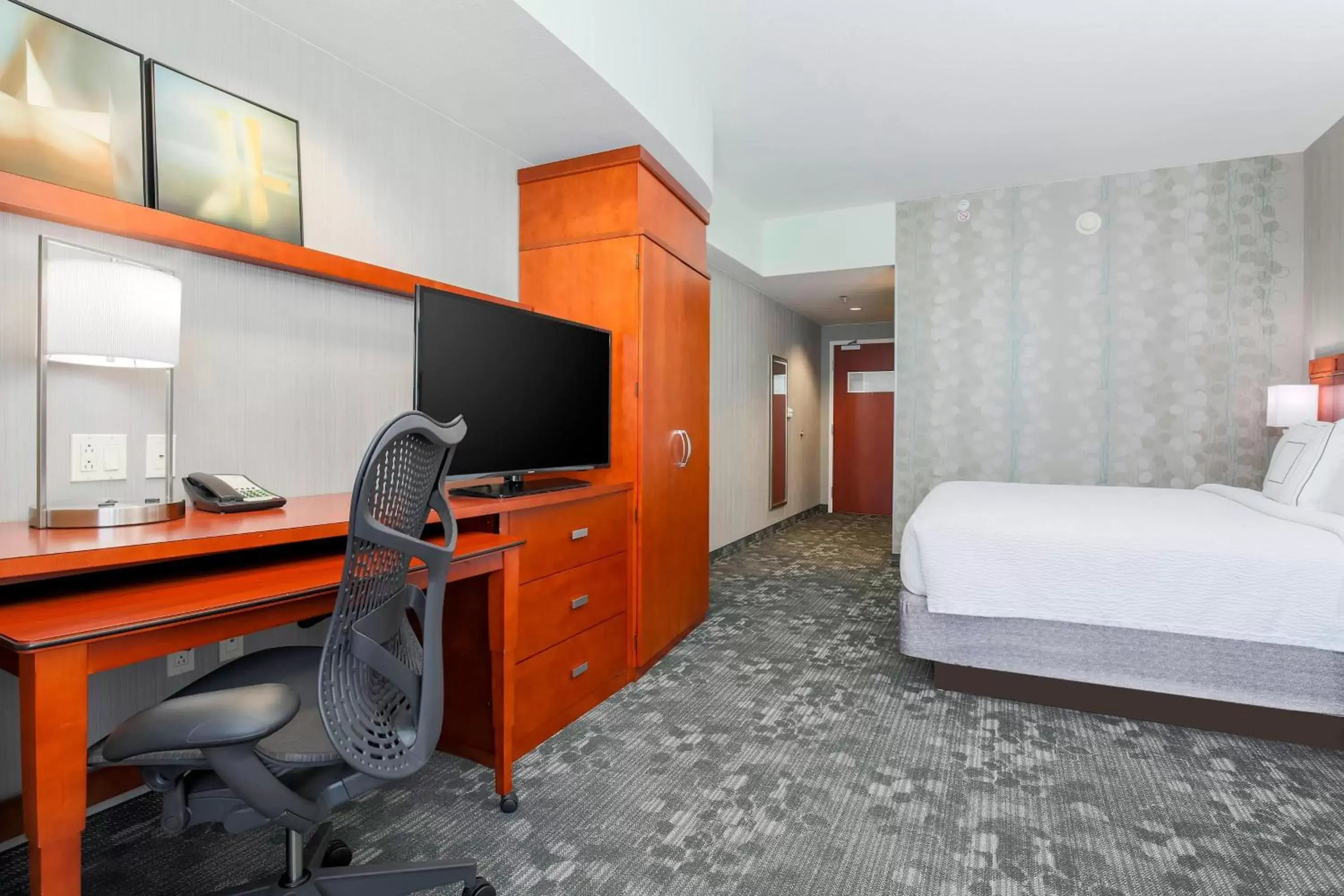 Photo of the whole room, TV/Entertainment Center in Courtyard by Marriott San Jose Campbell